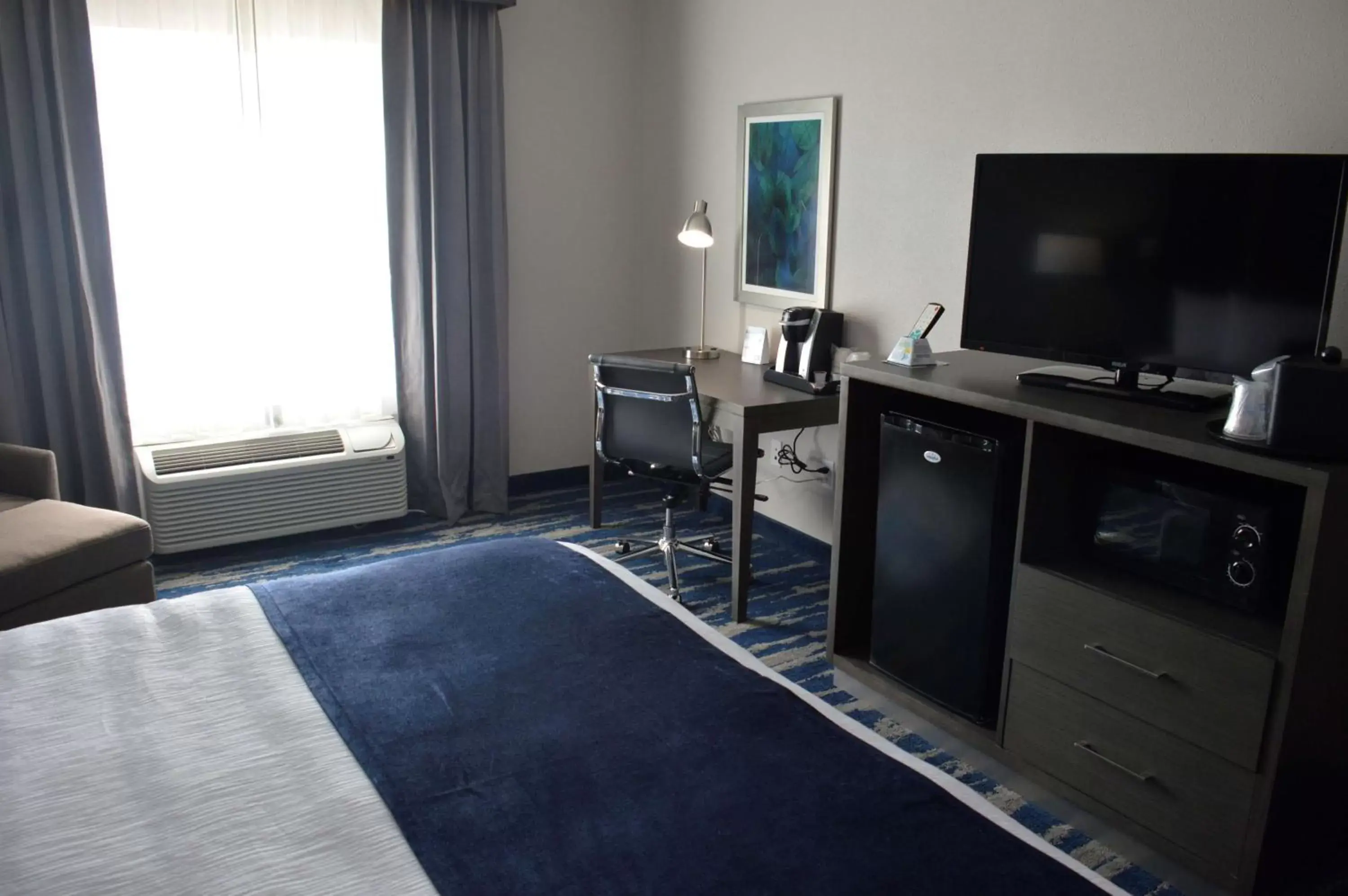 Photo of the whole room, TV/Entertainment Center in Best Western Plus Longview - University Hotel