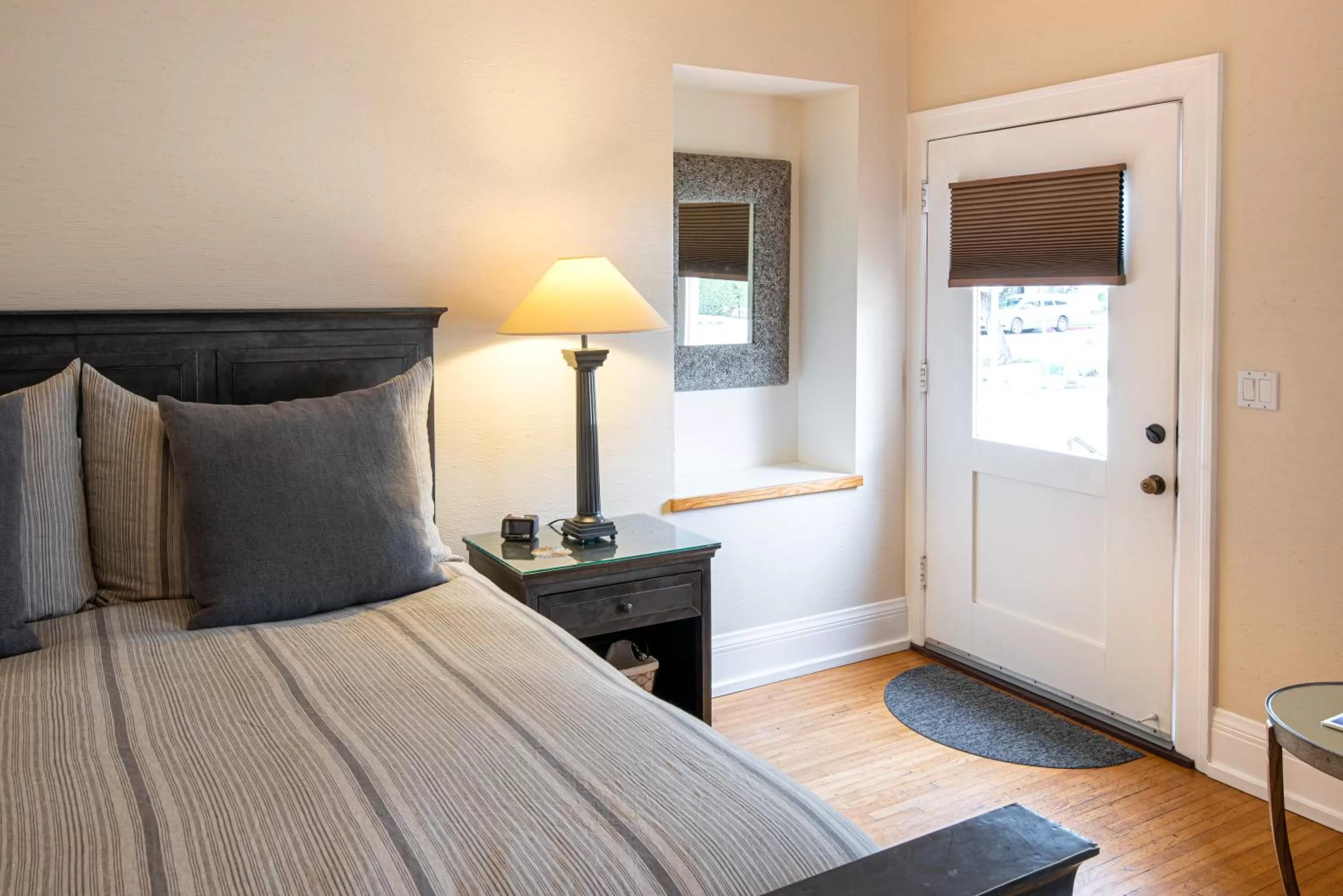 Bed in Harbor House Inn