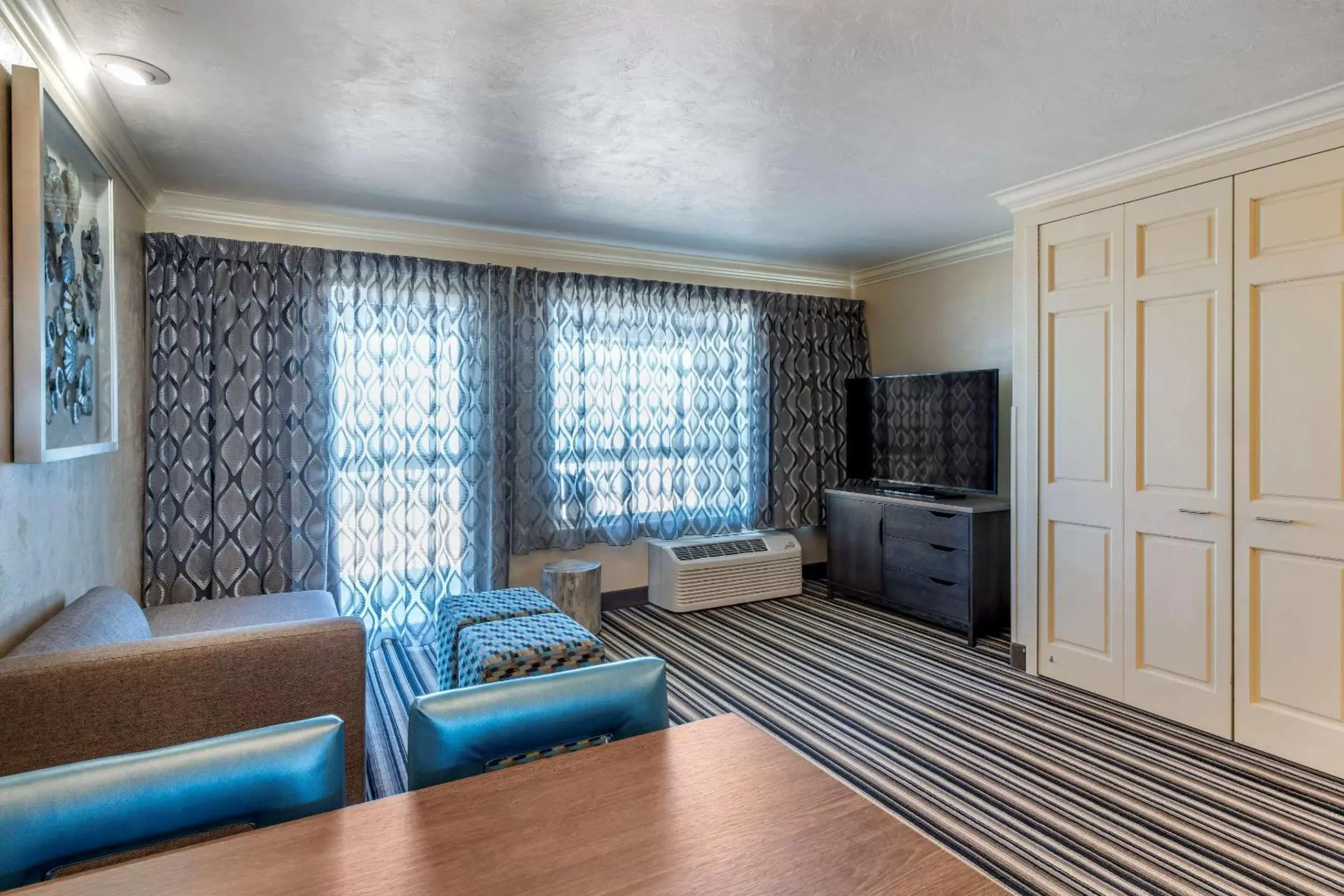 Photo of the whole room, Seating Area in Lincoln Sands Oceanfront Resort, Ascend Hotel Collection