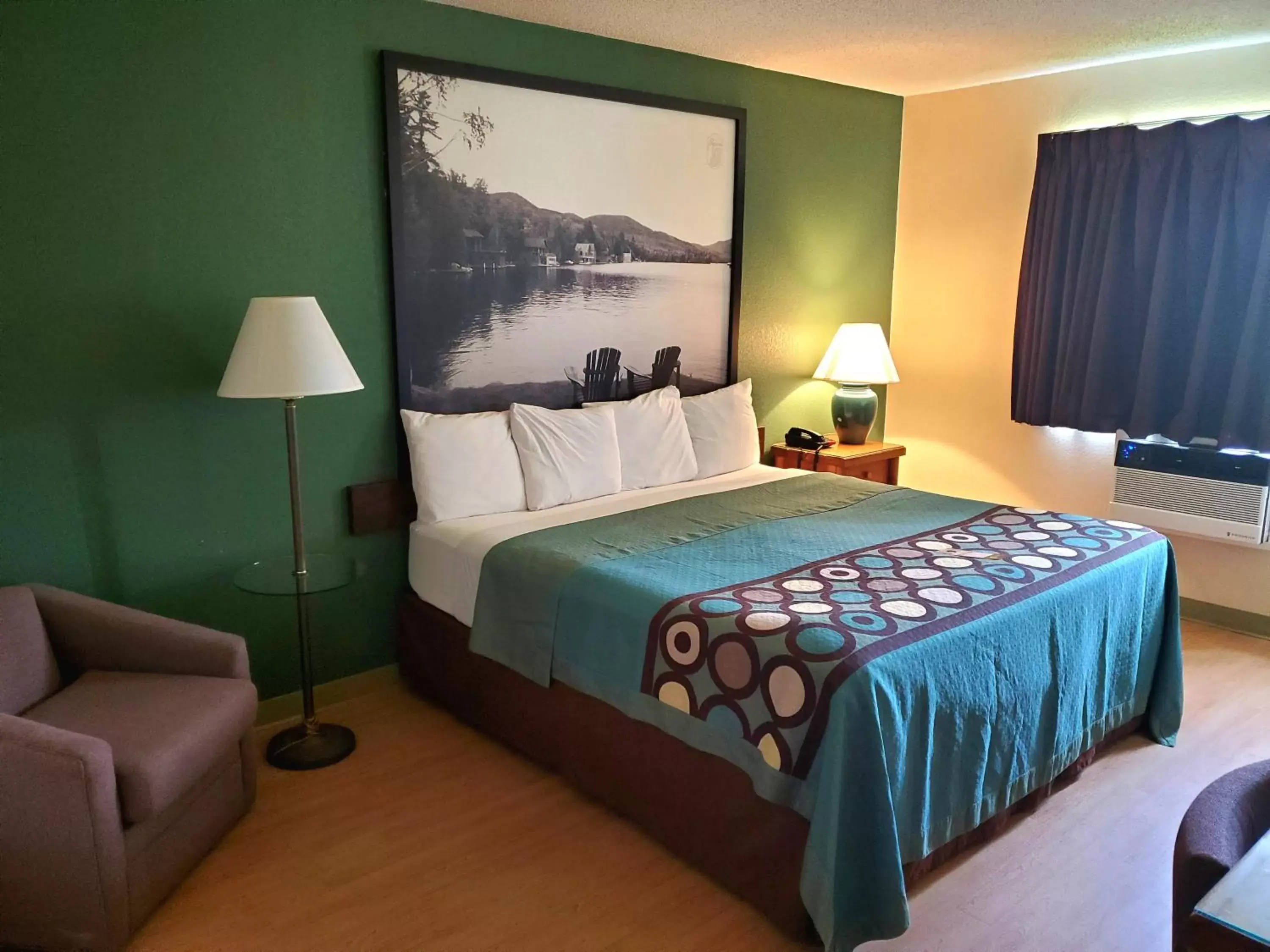 Bed in Super 8 by Wyndham Ticonderoga Bed in Super 8 by Wyndham Ticonderoga