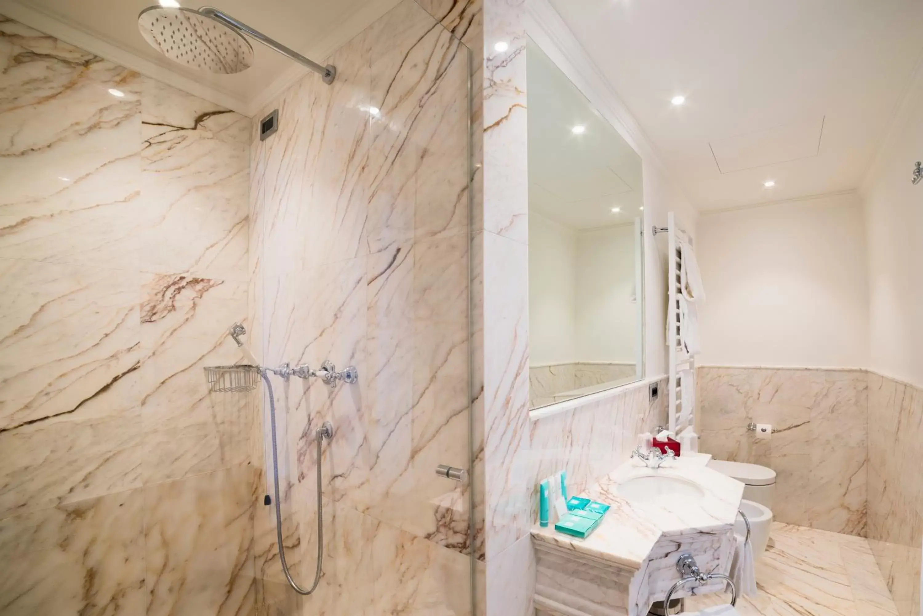 Bathroom in Hotel Nani Mocenigo Palace Bathroom in Hotel Nani Mocenigo Palace