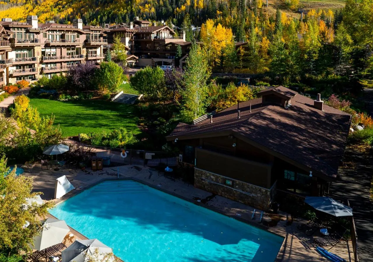 Swimming pool in Manor Vail Lodge
