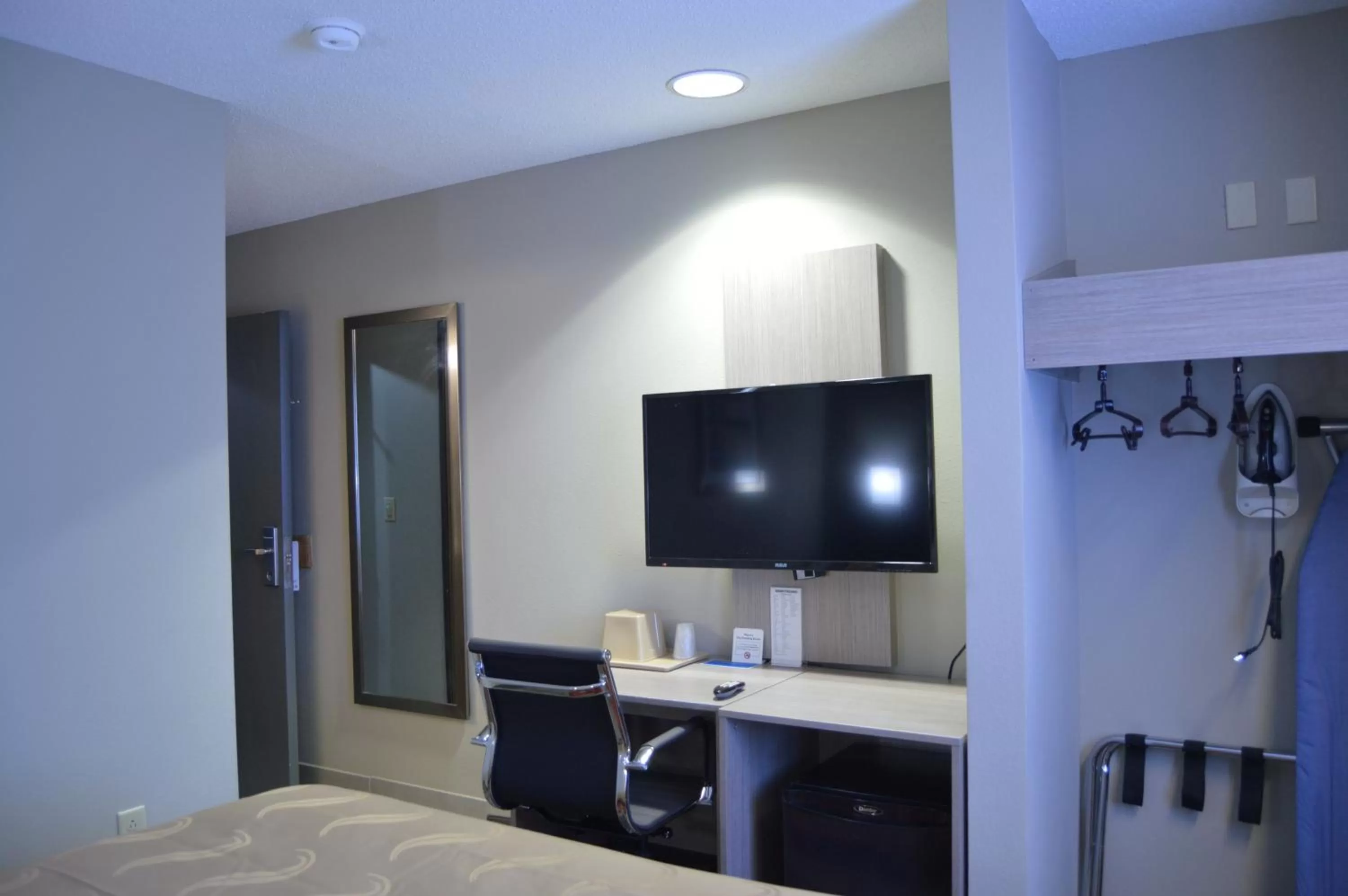 TV and multimedia in Quality Inn & Suites Grove City-Outlet Mall