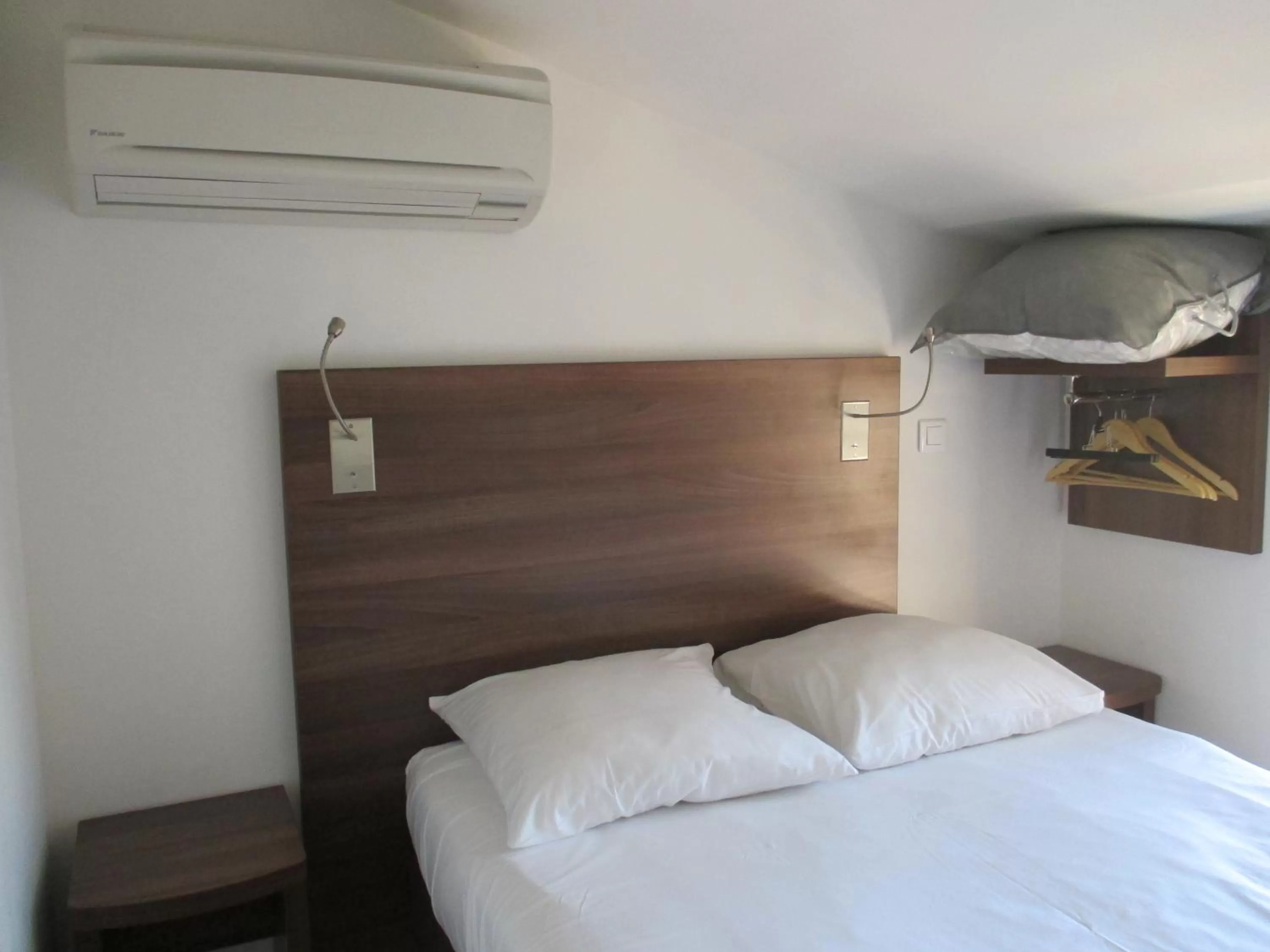 Bedroom, Bed in Hôtel le Pastel