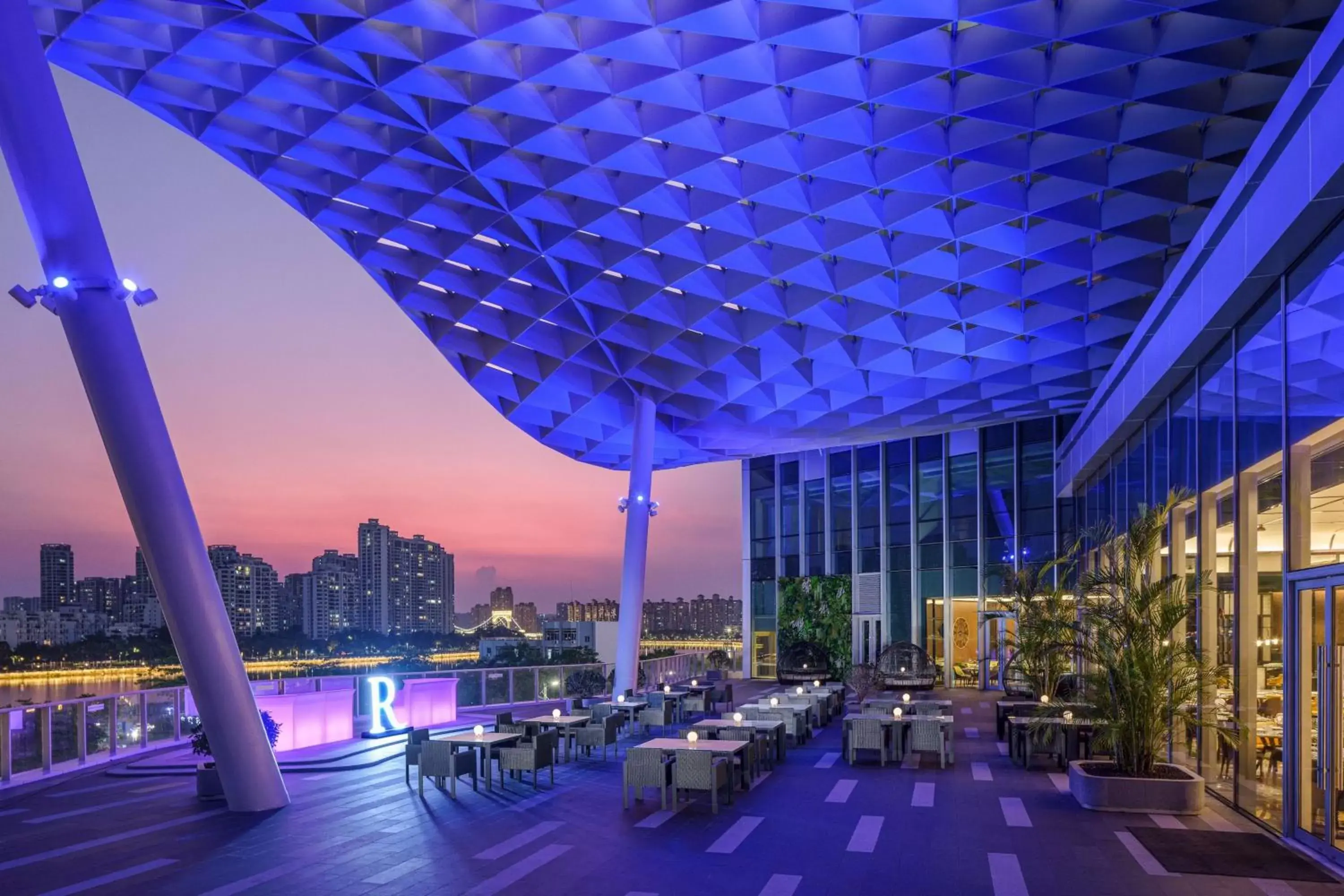 Kitchen or kitchenette, Swimming Pool in Renaissance Zhuhai Hotel