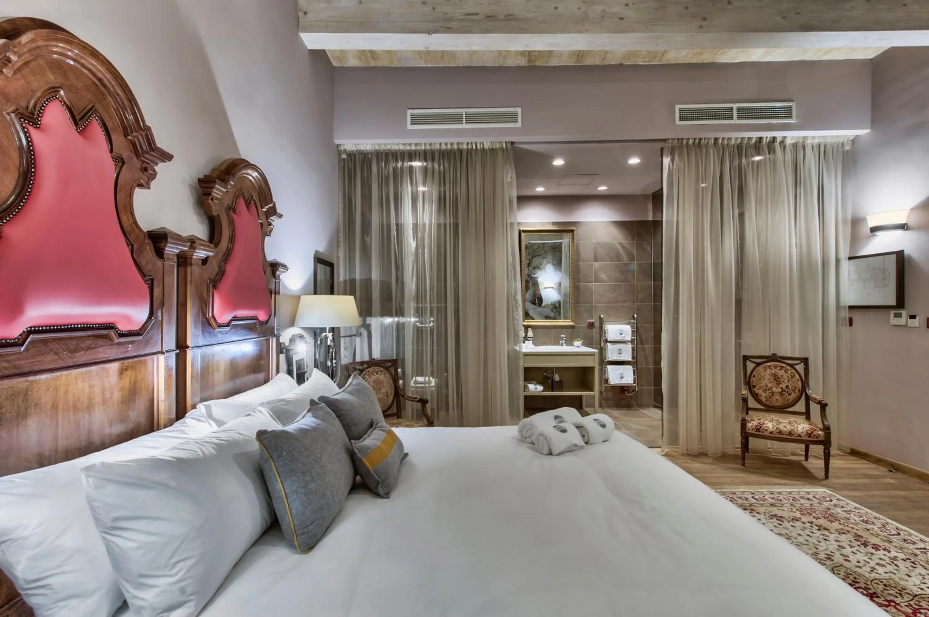 Shower, Bed in Palazzo Consiglia - IK Collection