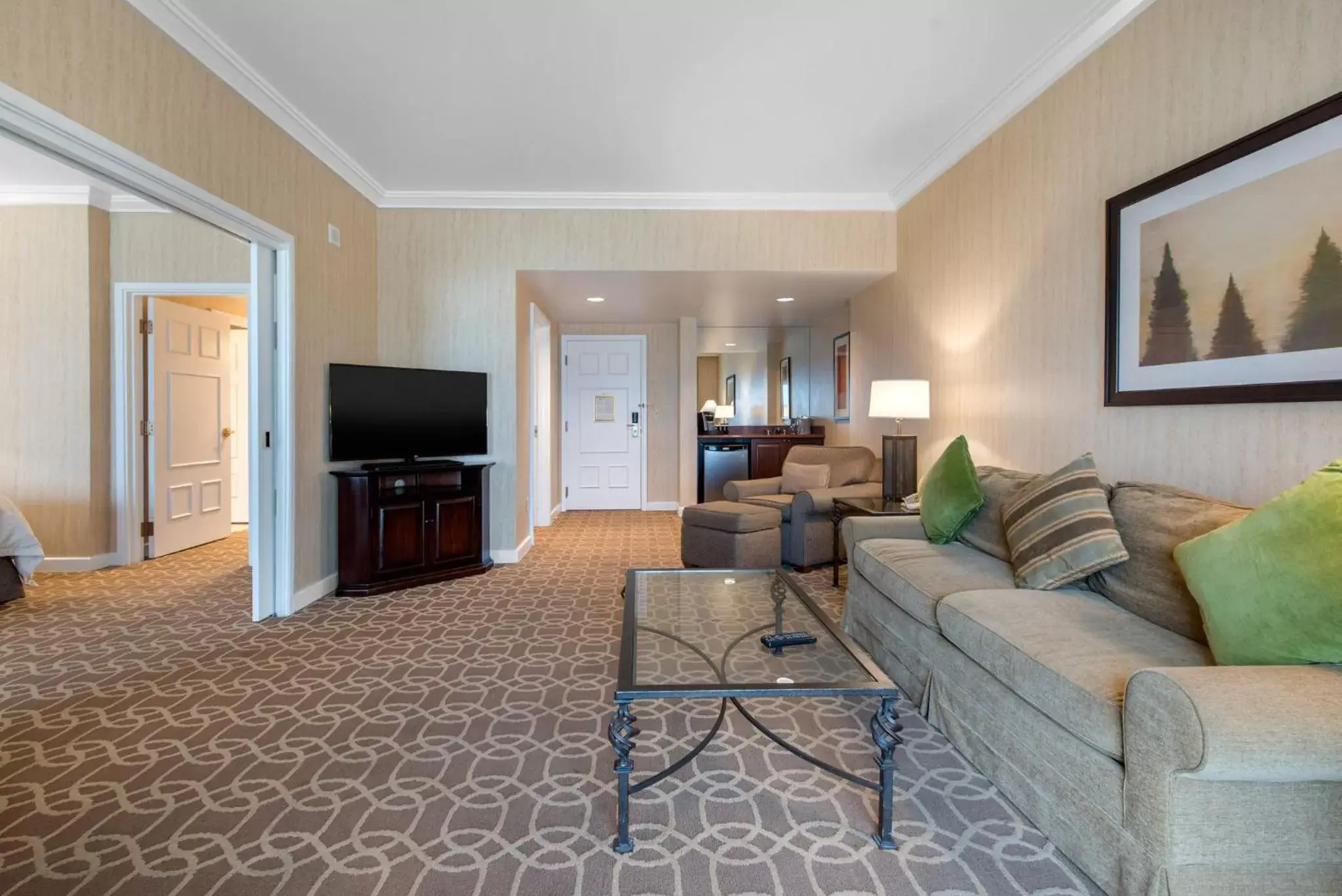 Bedroom, Seating Area in Omni Interlocken Hotel