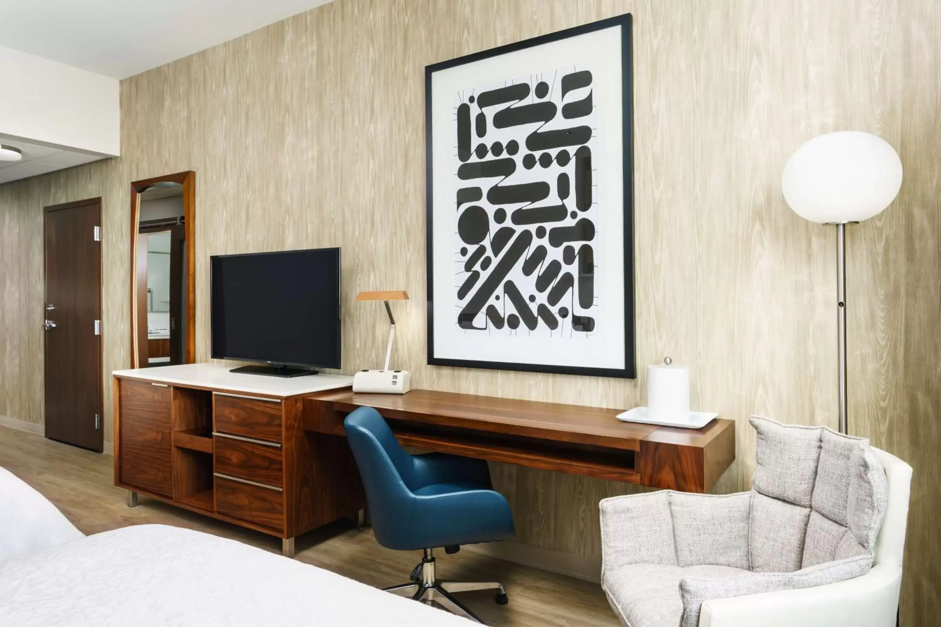 Bed, Seating Area in Hampton Inn & Suites Santa Monica