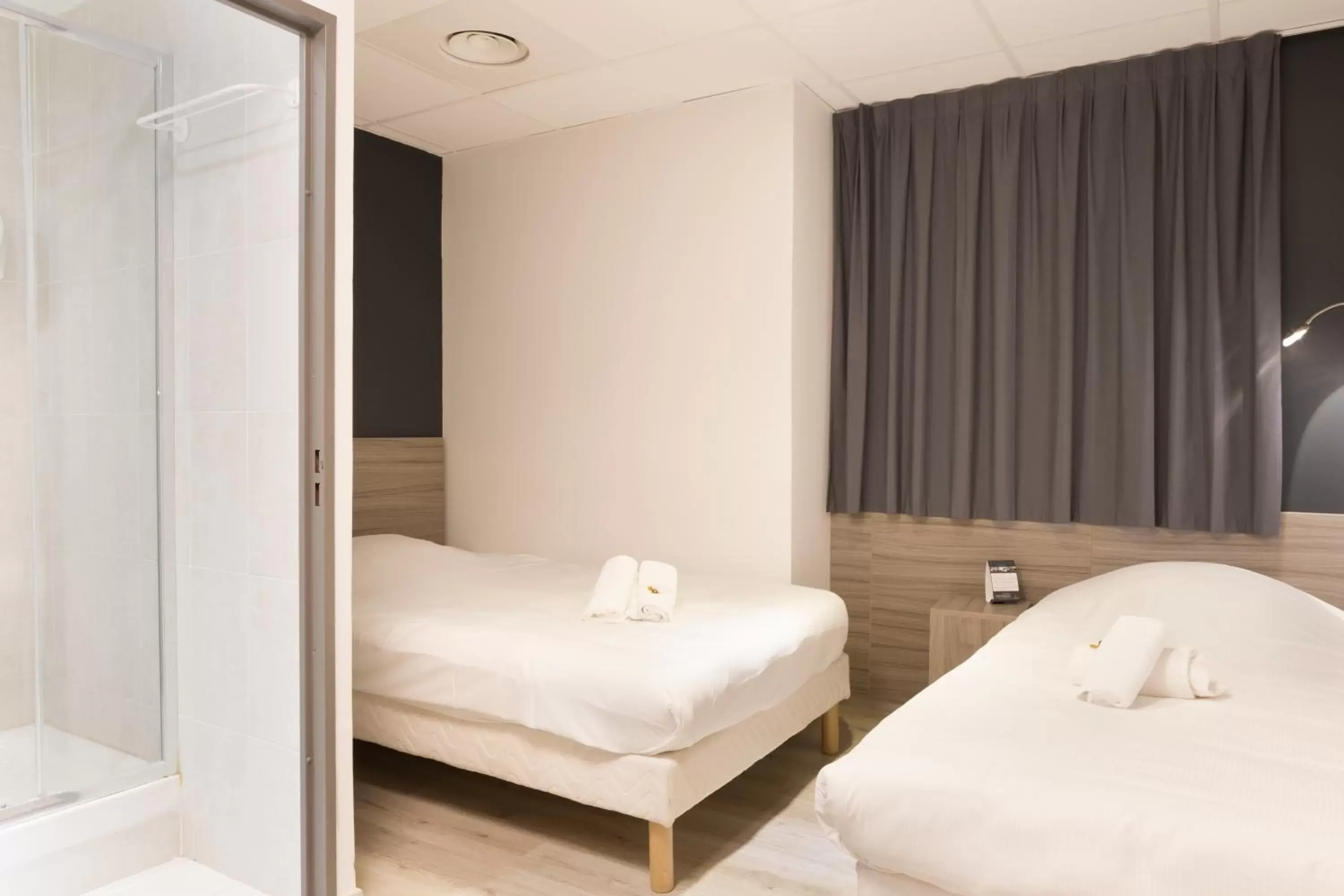 Bathroom, Bed in Lille City Hotel