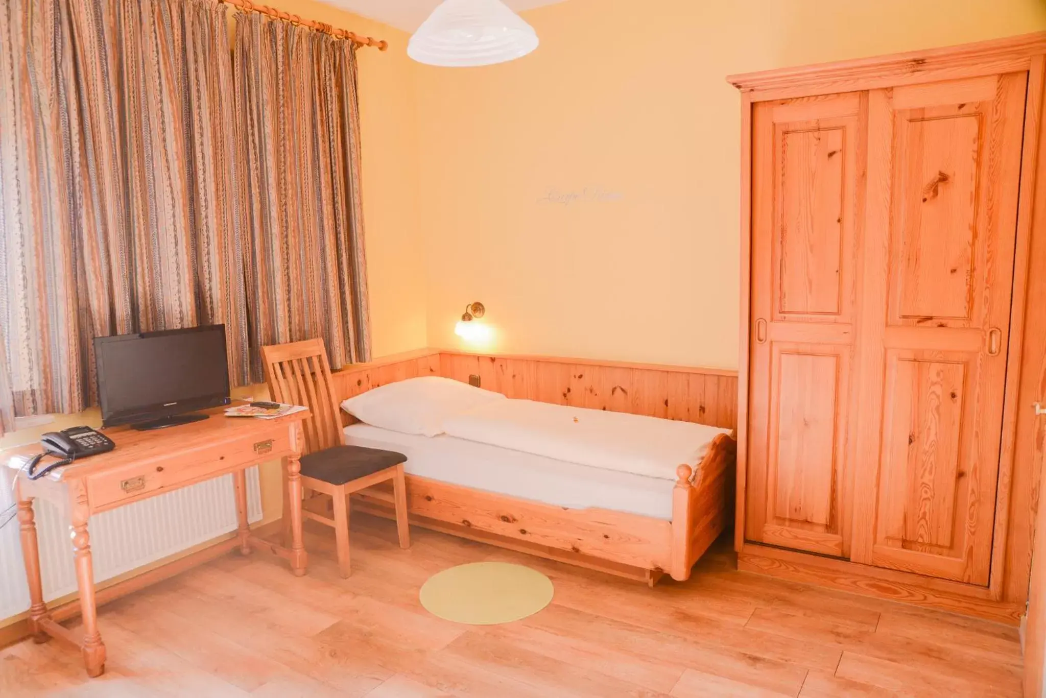 Photo of the whole room, Bed in Hotel Rothenburger Hof Photo of the whole room, Bed in Hotel Rothenburger Hof