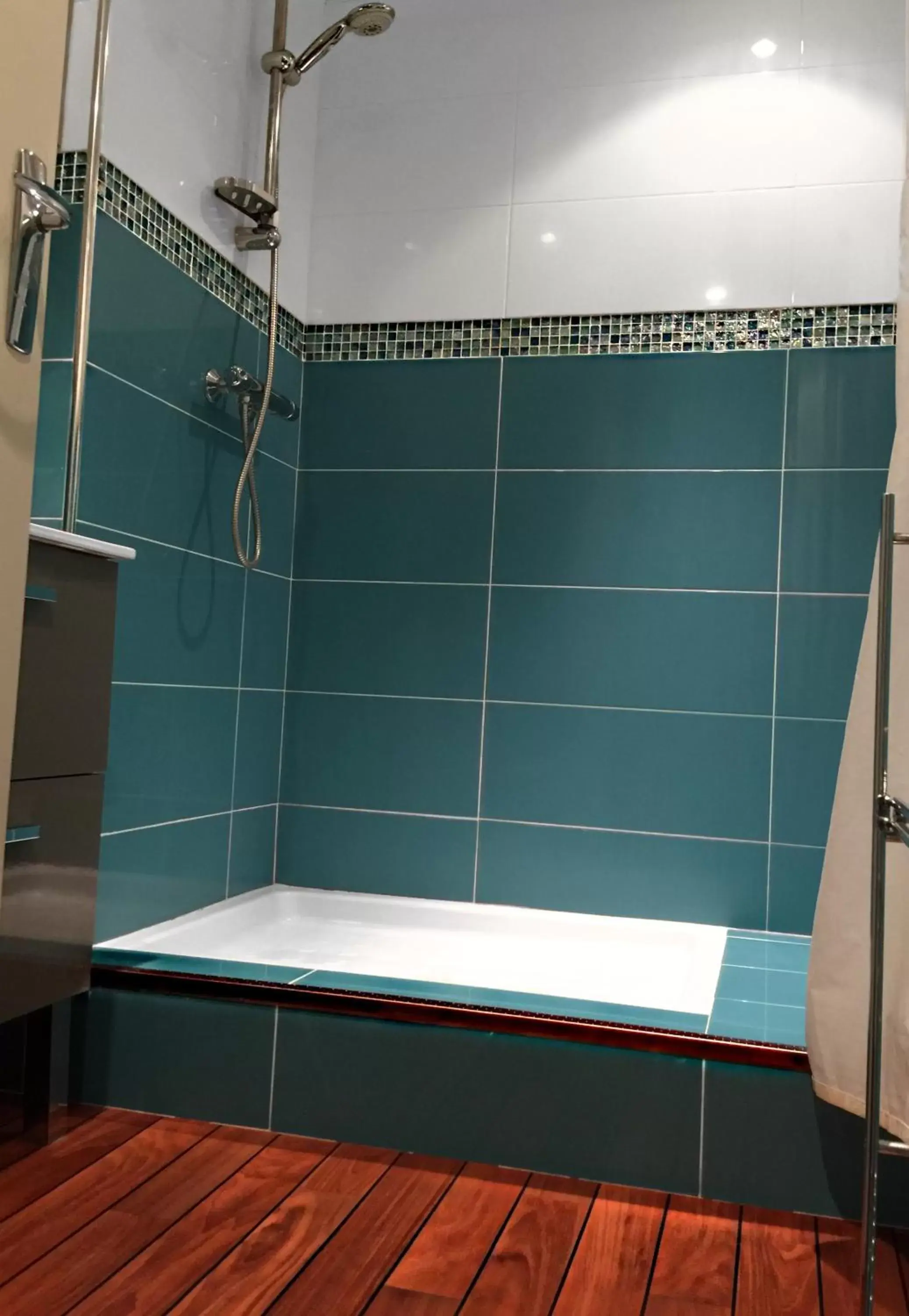 Shower, Bathroom in Hotel Saint-Aignan