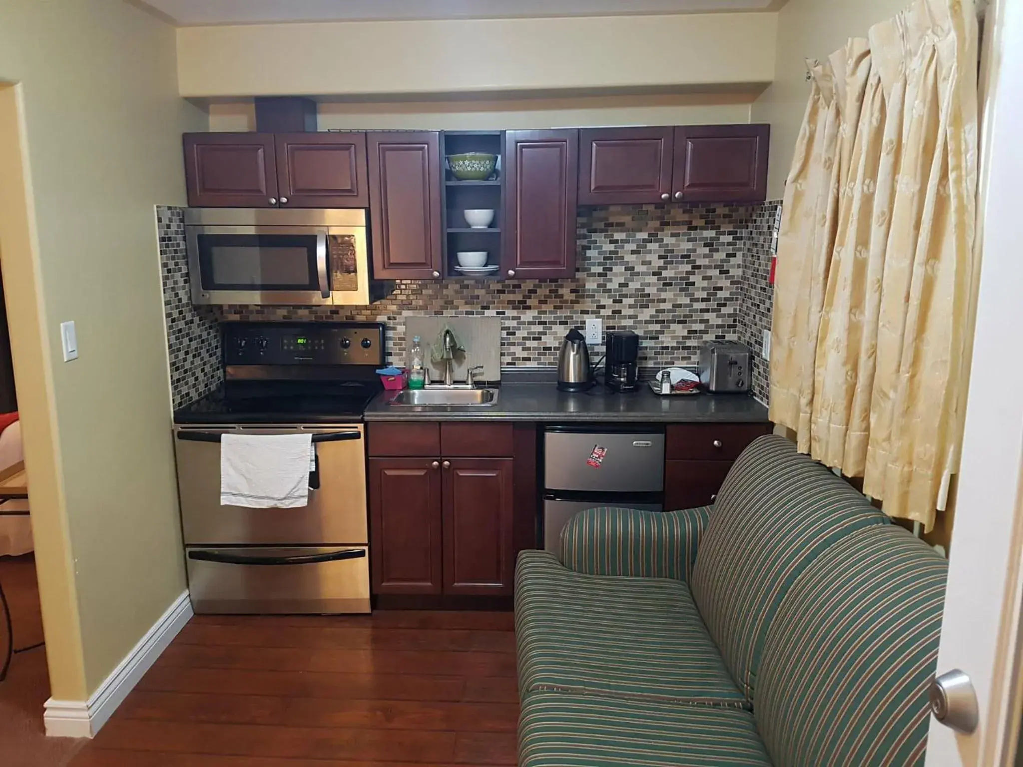 Coffee/tea facilities, Kitchen/Kitchenette in Bayside Inn & Waterfront Suites