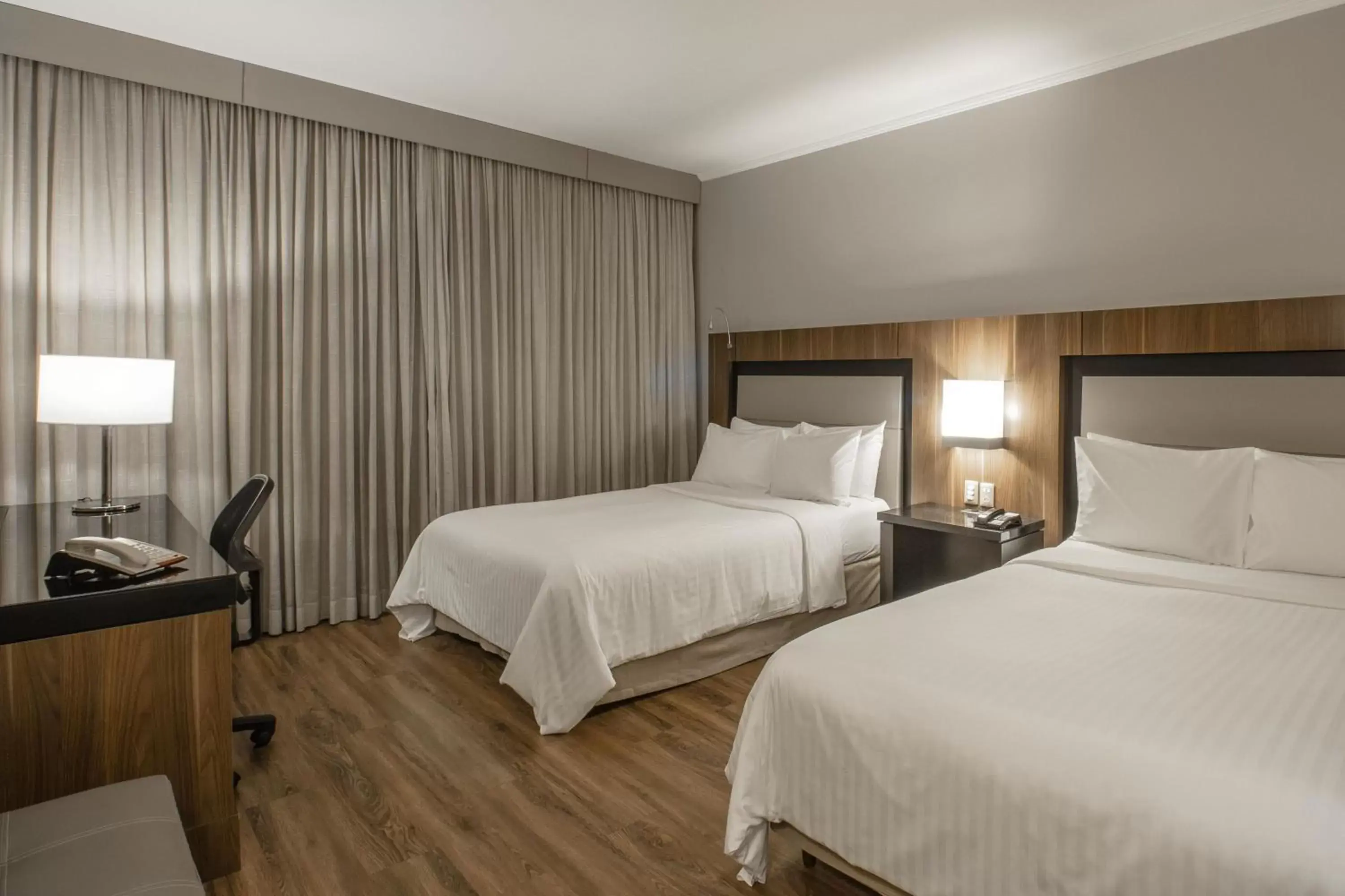 Photo of the whole room, Bed in Marriott São Paulo Airport Hotel