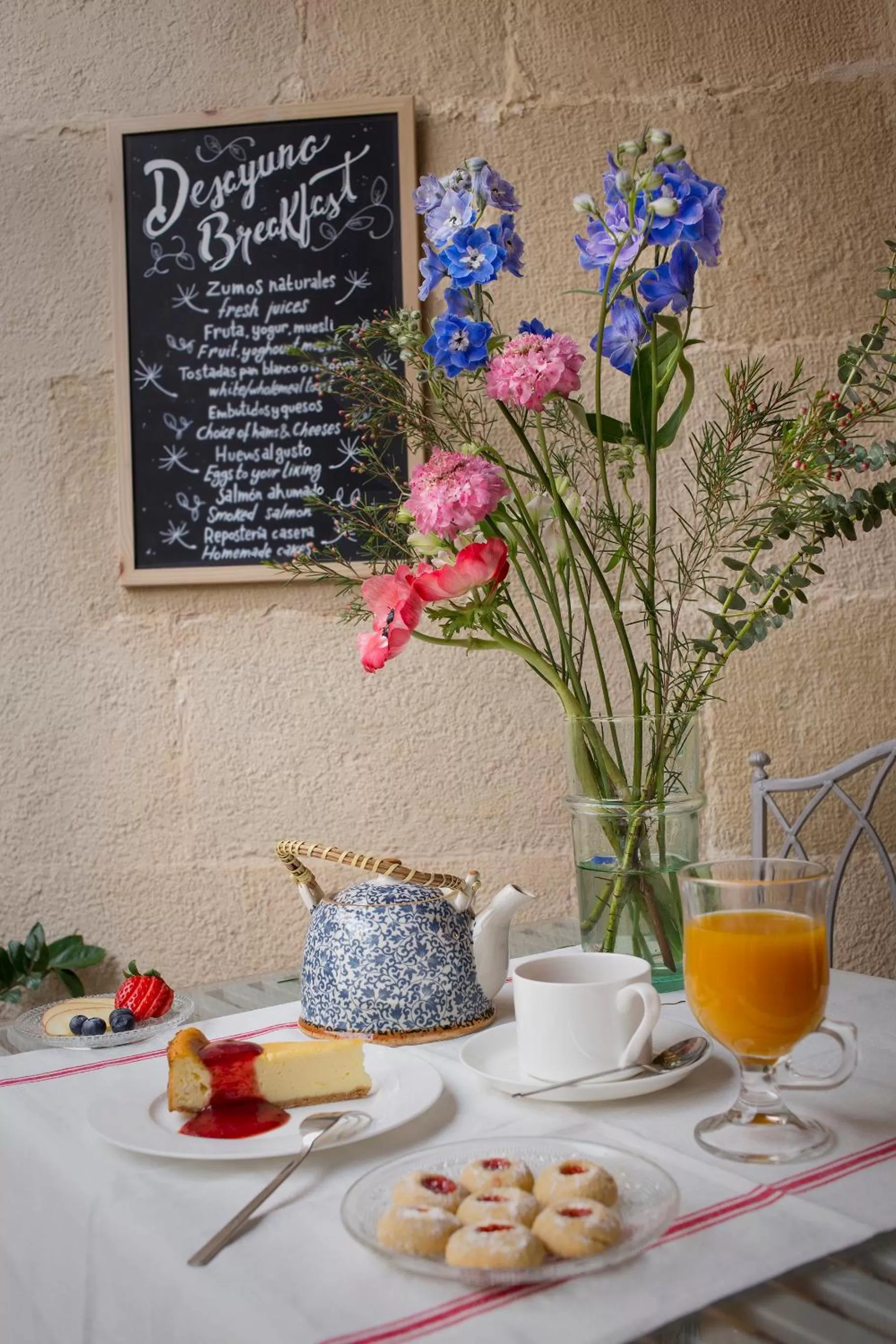 Food and drinks in Jardí de Ses Bruixes Boutique Hotel