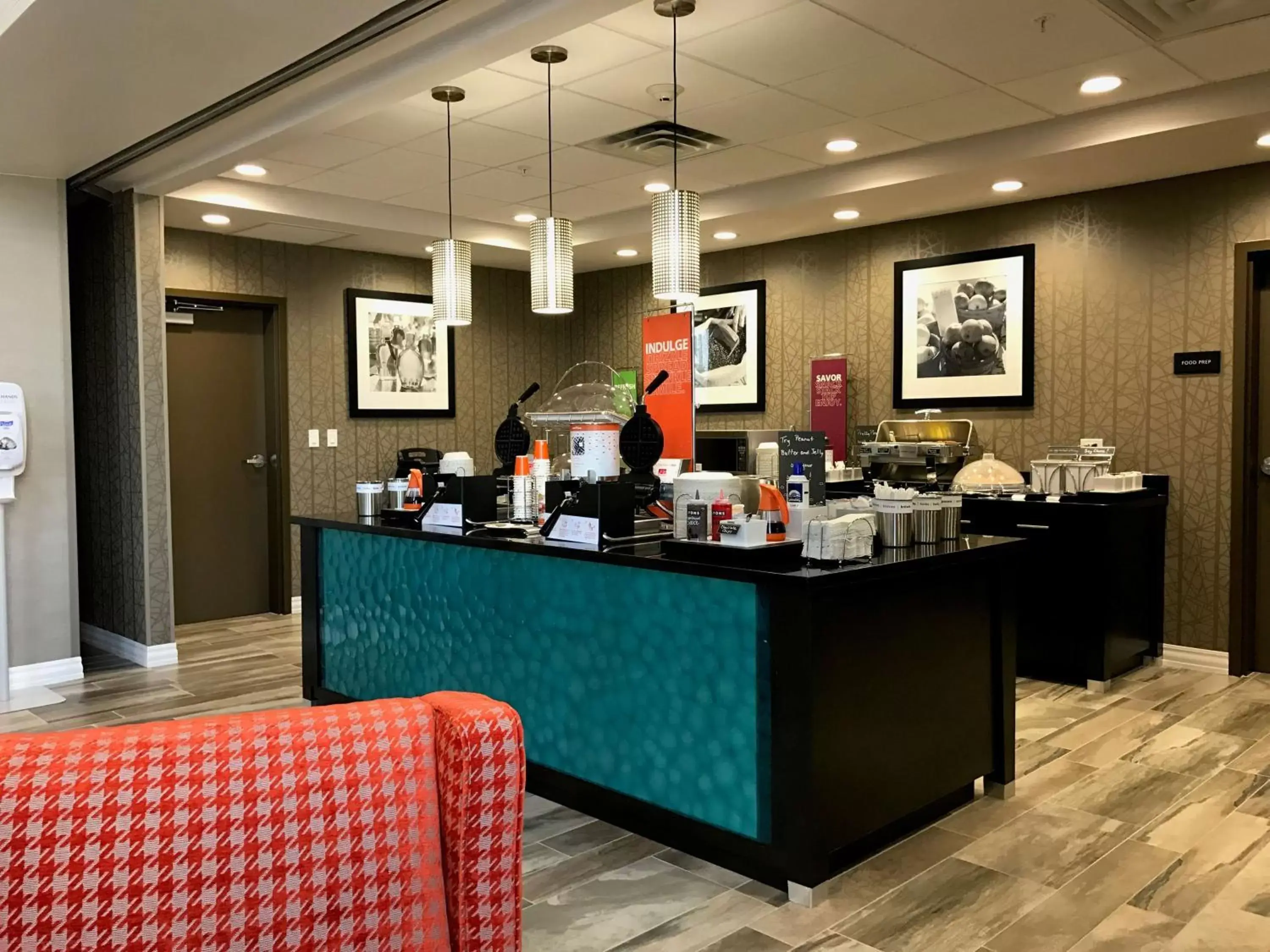 Dining area in Hampton Inn & Suites-Moore