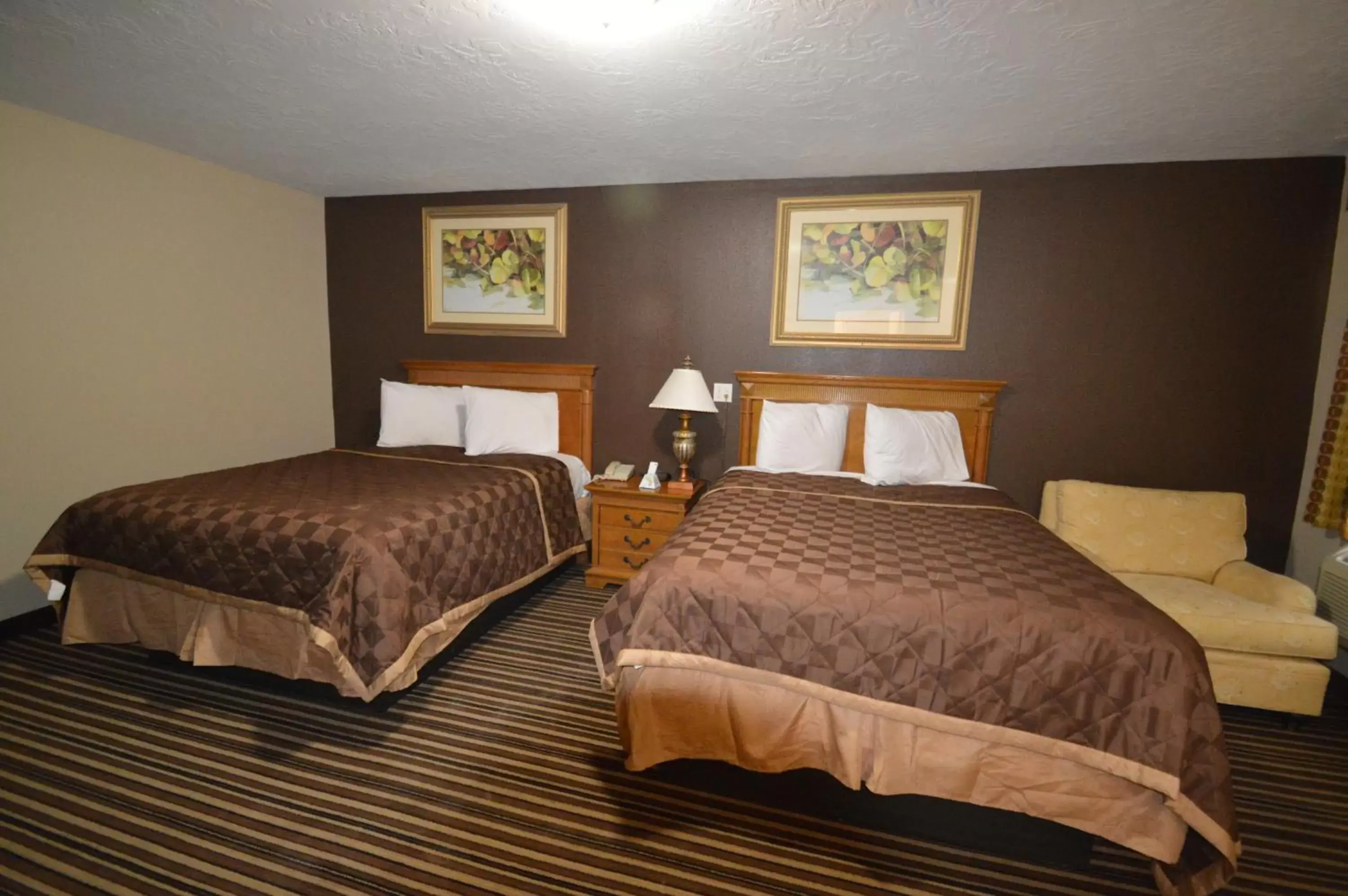 Photo of the whole room, Bed in Executive Inn Snyder