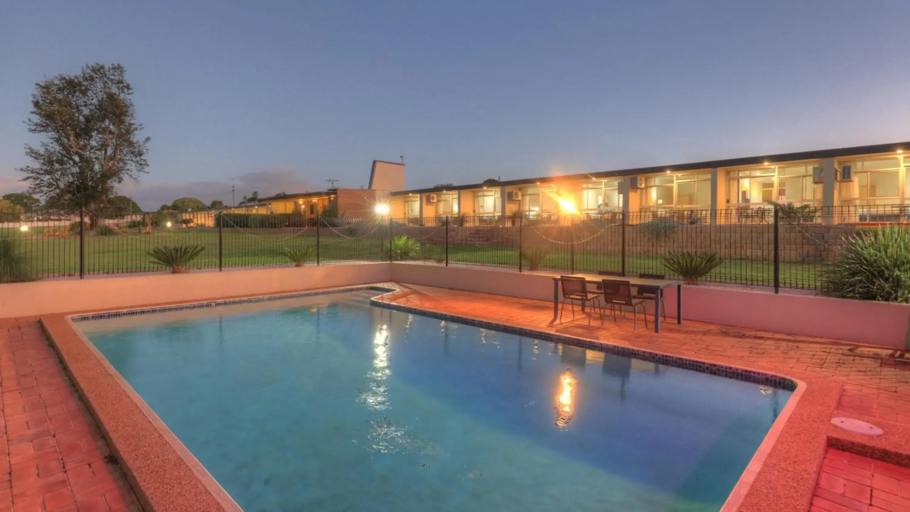 Property building, Swimming Pool in Atherton Motel