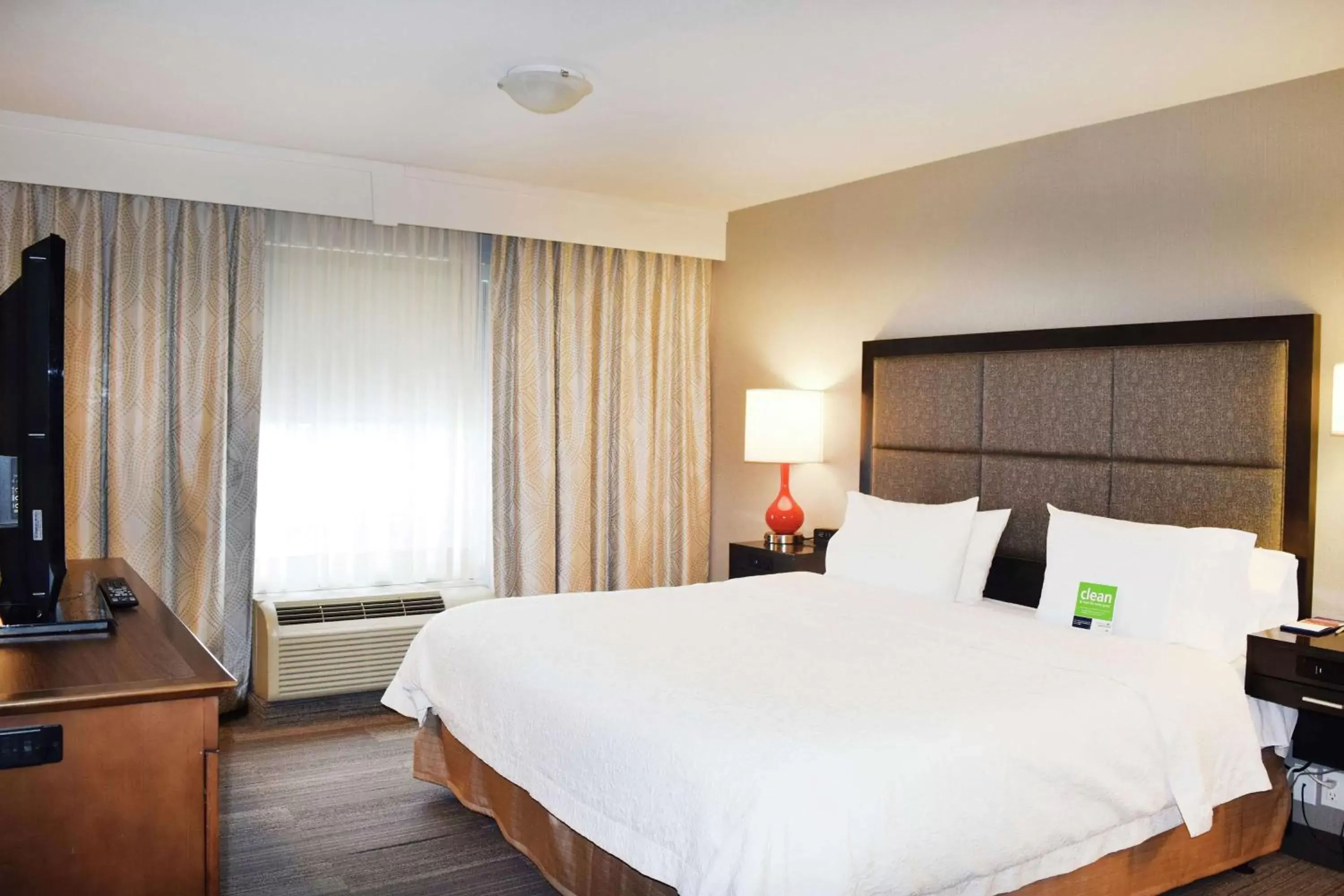 Bedroom, Bed in Hampton Inn & Suites by Hilton Calgary University NW