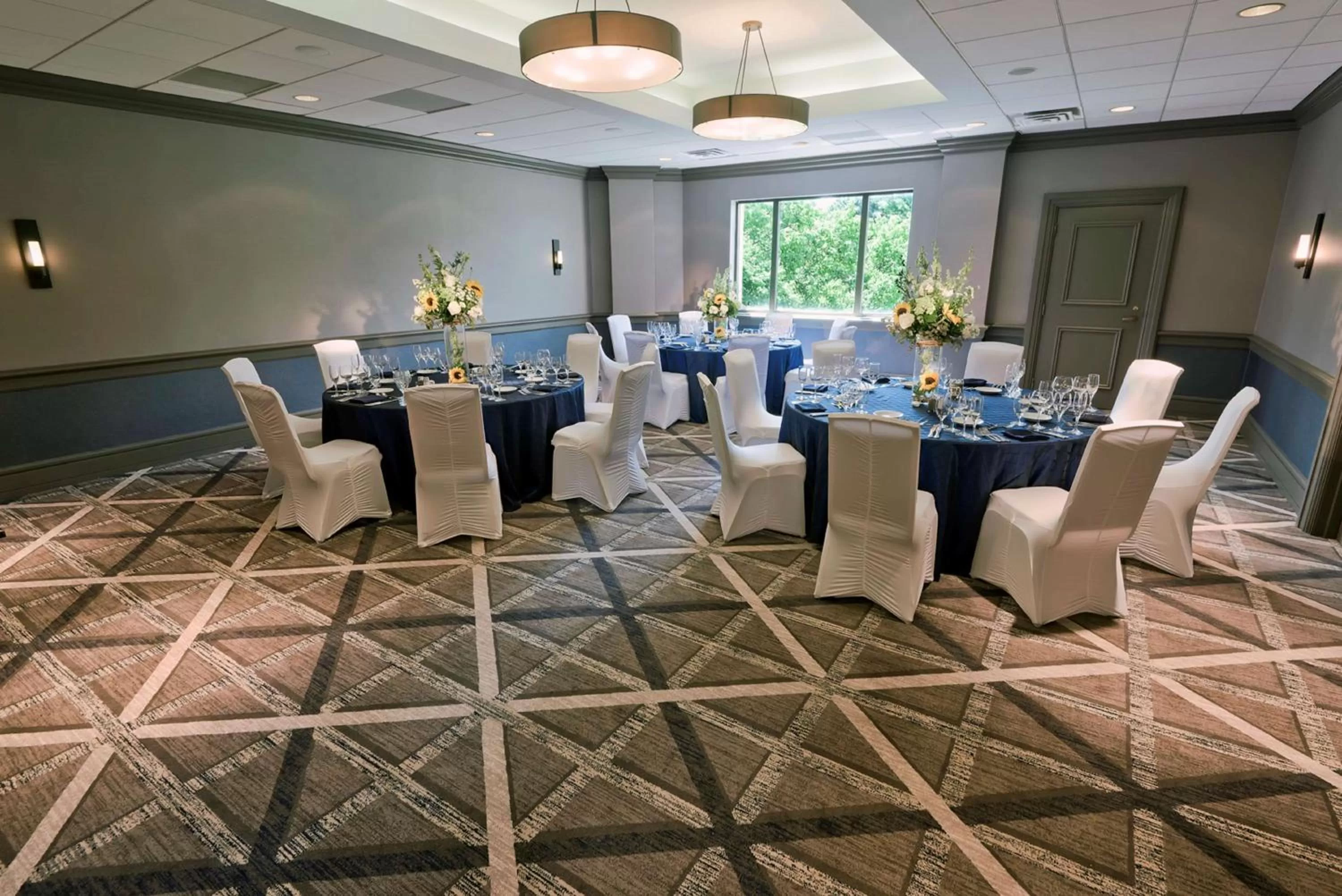 Meeting/conference room in Hilton Chicago Oak Brook Hills Resort & Conference Center
