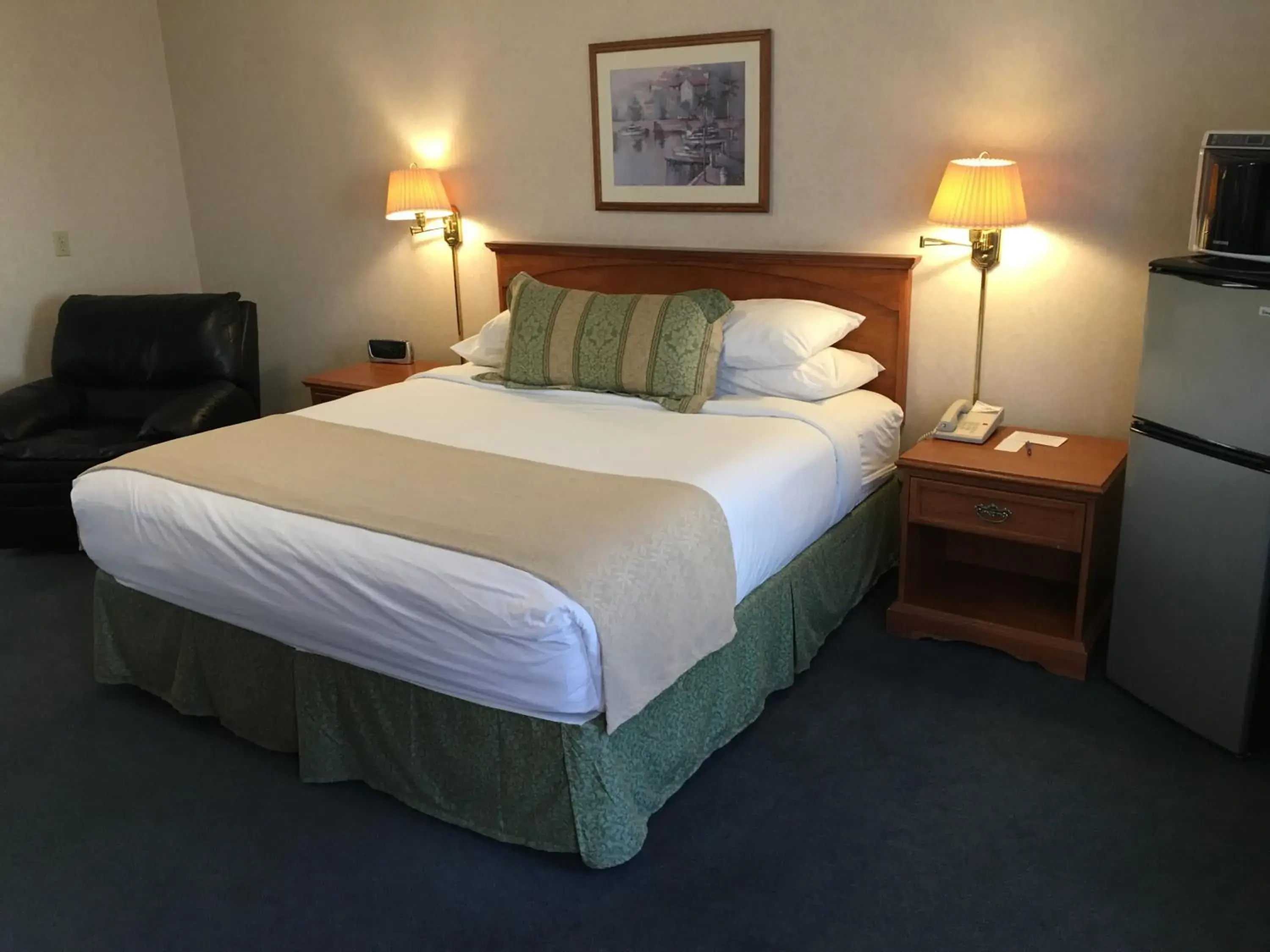 Queen Room in Garden Inn and Suites Fresno