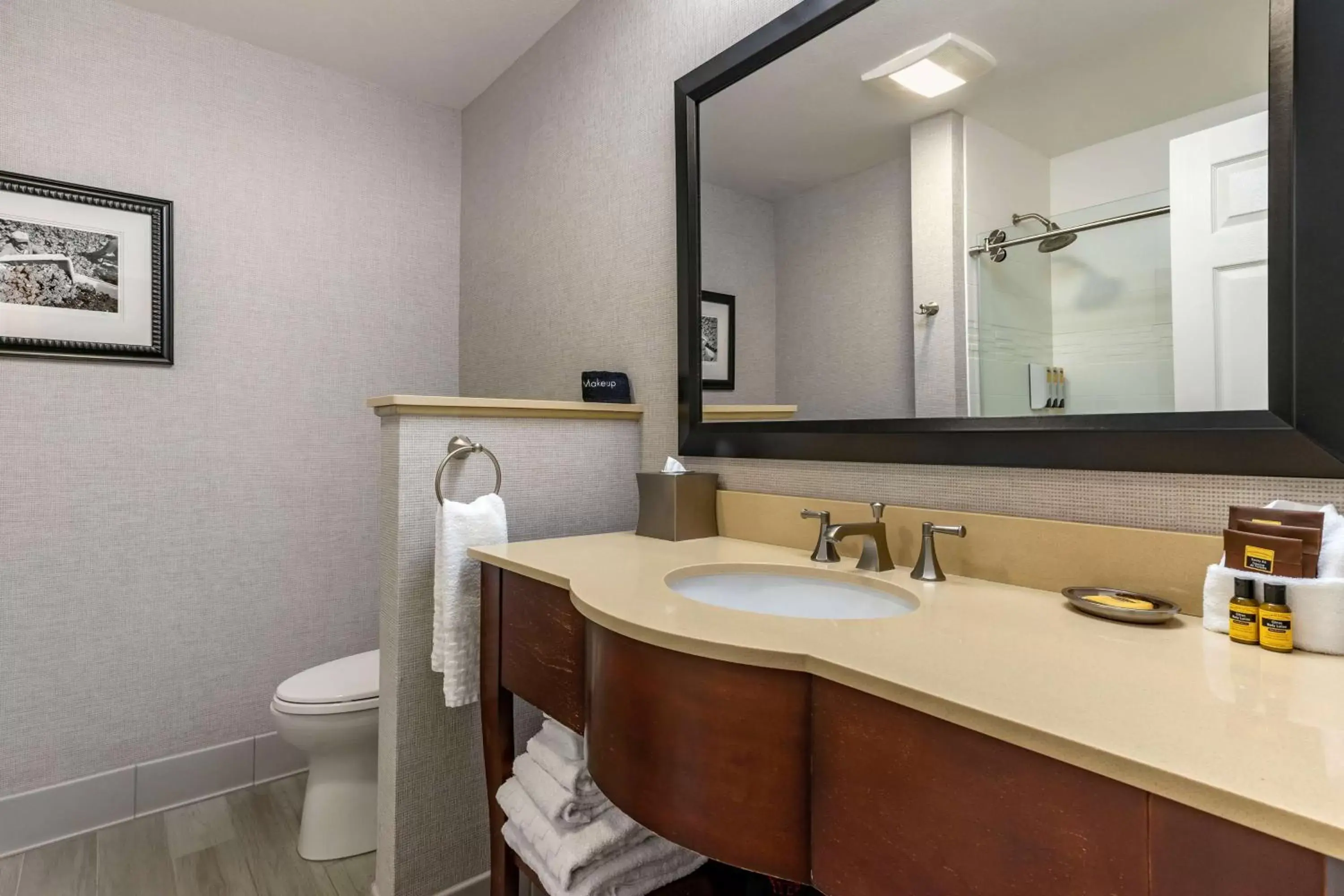 Photo of the whole room, Bathroom in Best Western Plus Stevenson Manor