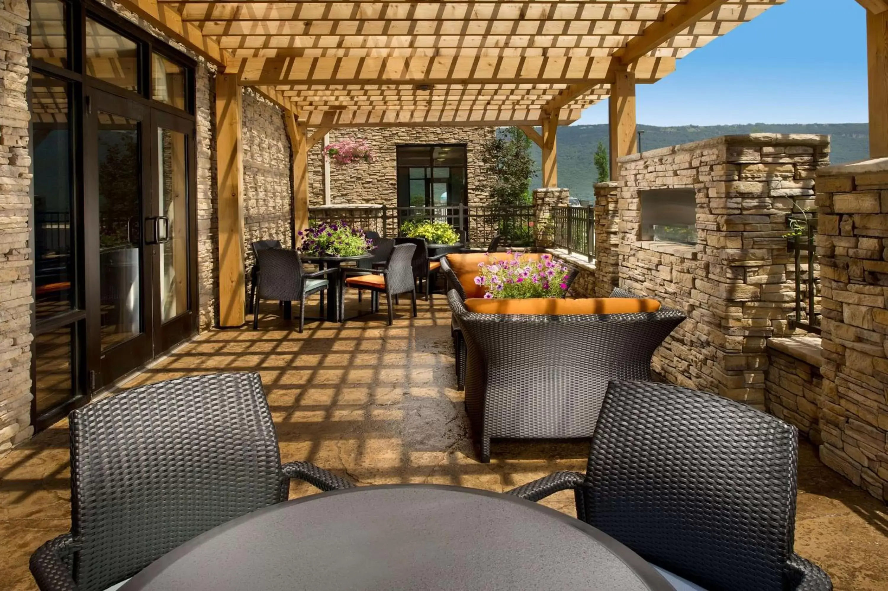 Patio in Hampton Inn Chattanooga West/Lookout Mountain