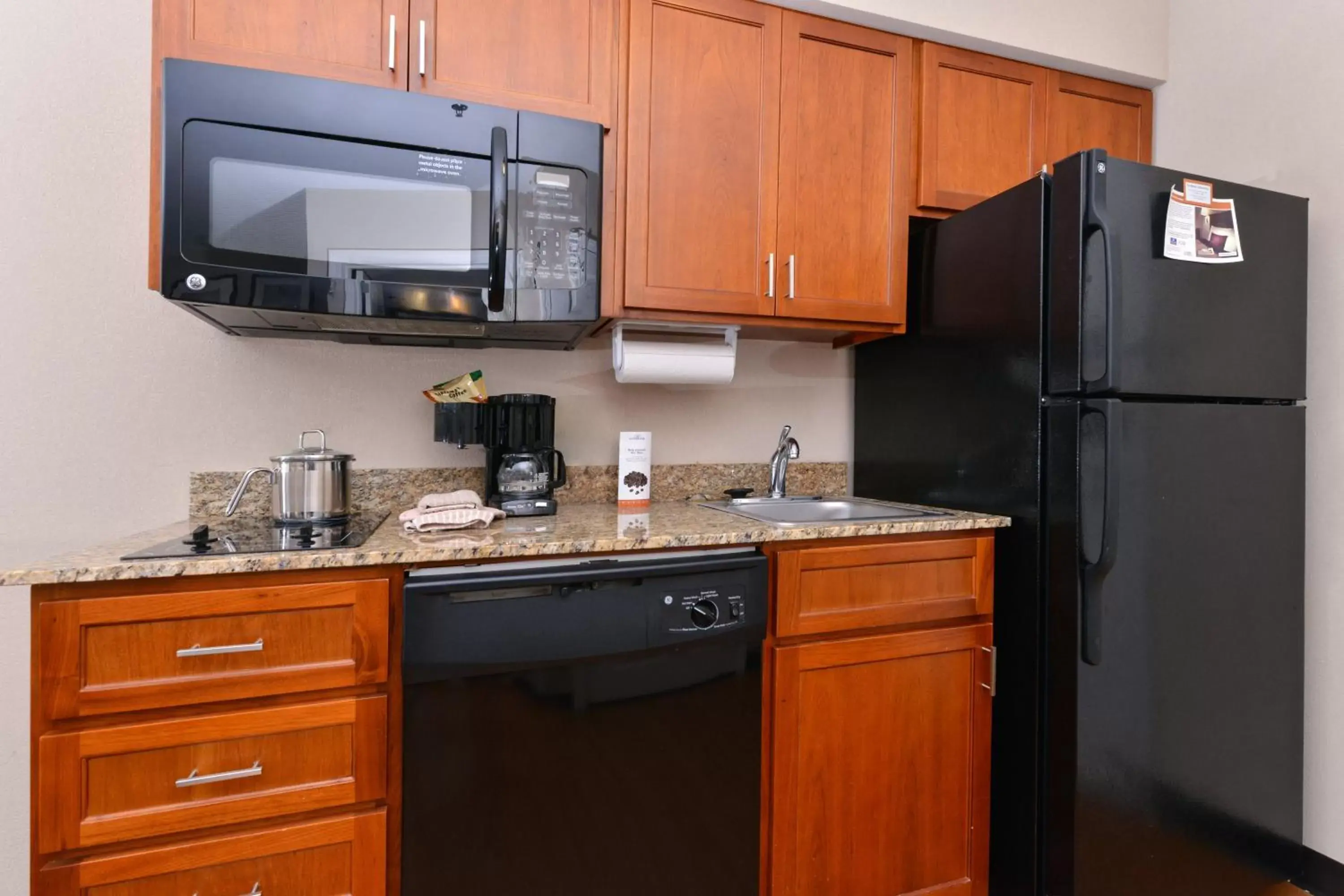 Photo of the whole room, Kitchen/Kitchenette in Candlewood Suites Elmira Horseheads, an IHG Hotel