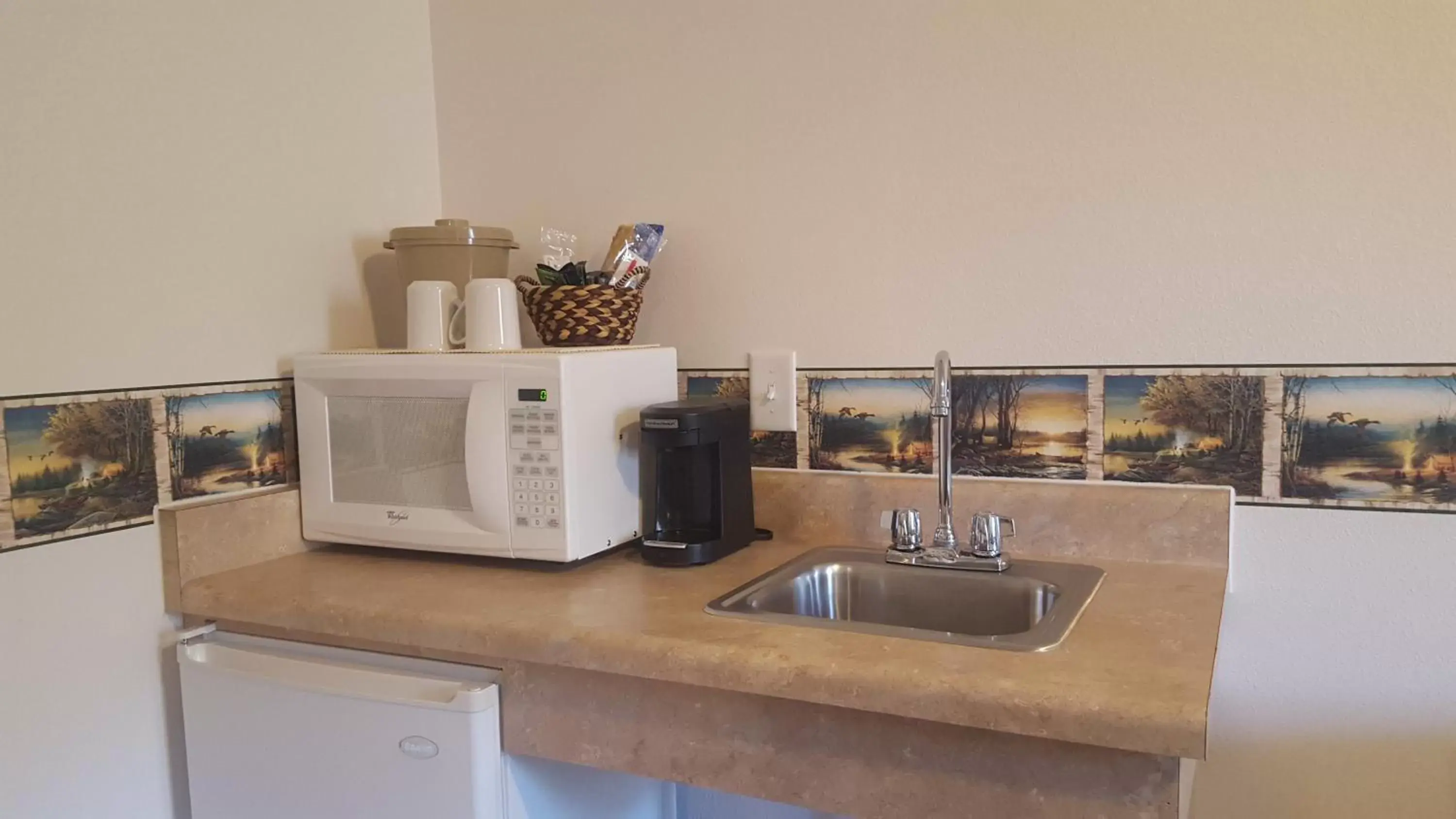 Coffee/tea facilities, Kitchen/Kitchenette in Longliner Lodge and Suites