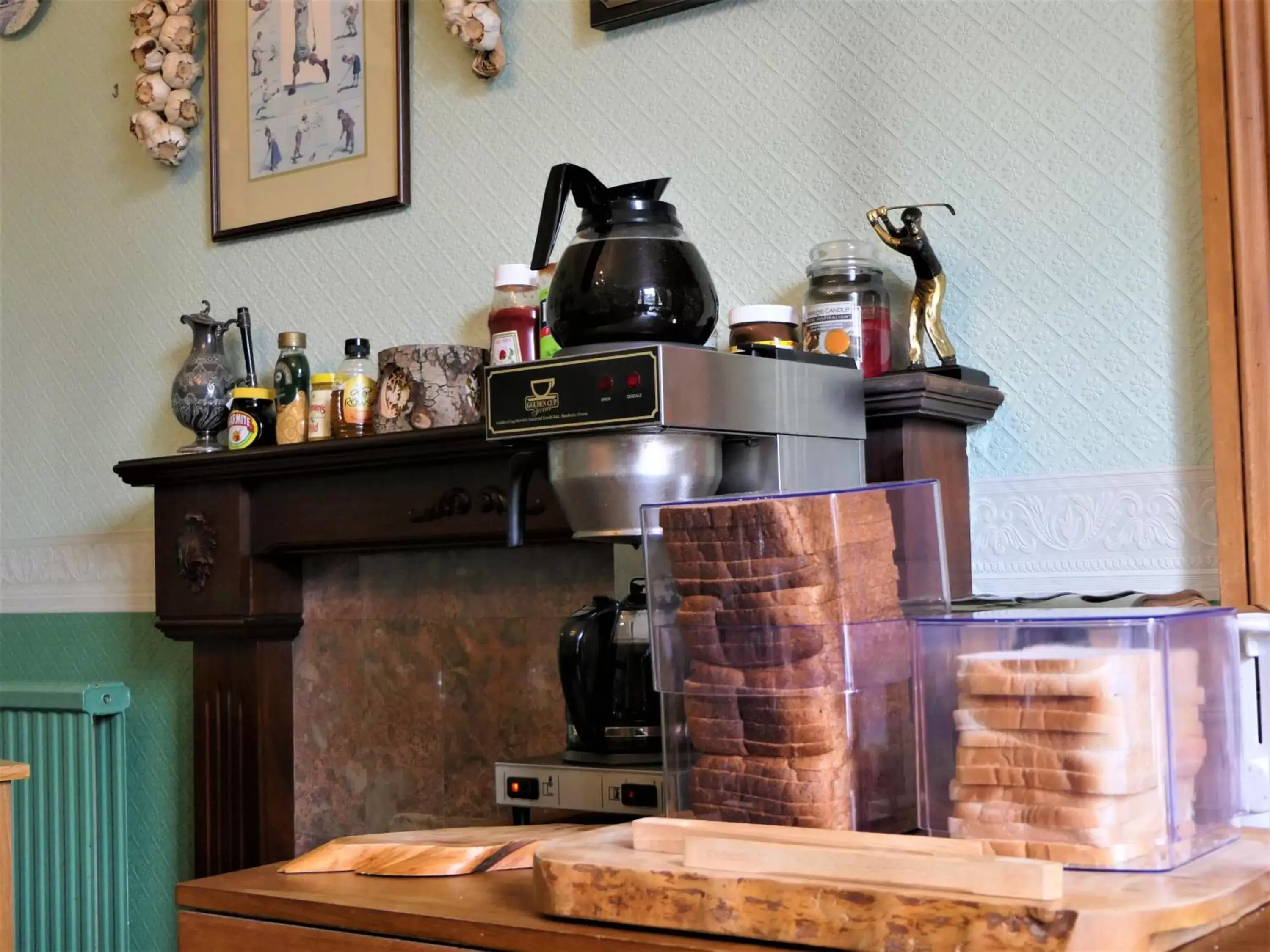 Coffee/tea facilities, Kitchen/Kitchenette in Buttonboss Lodge B&B