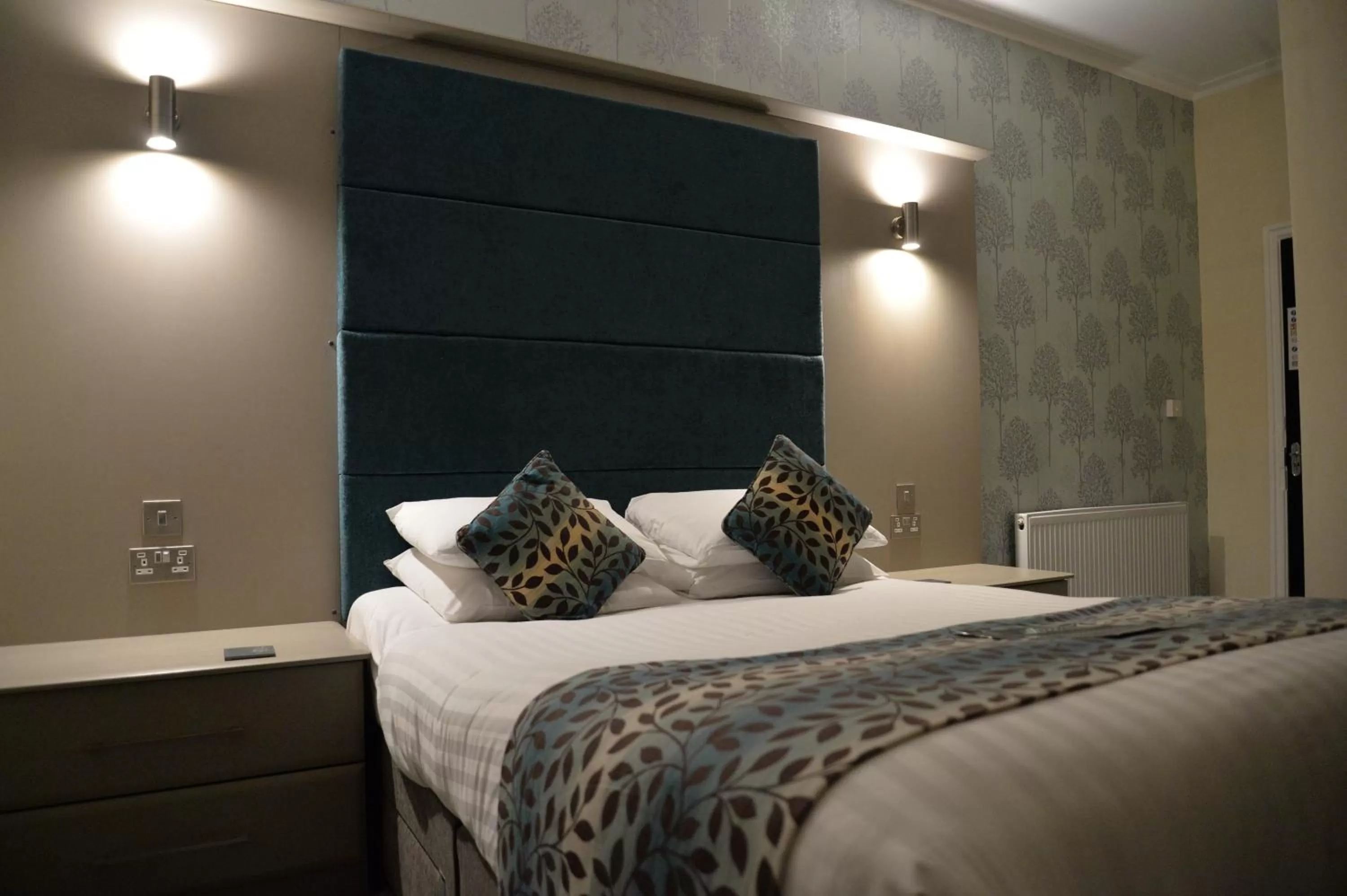 Bed in Lauriston & Lawton Court Hotel