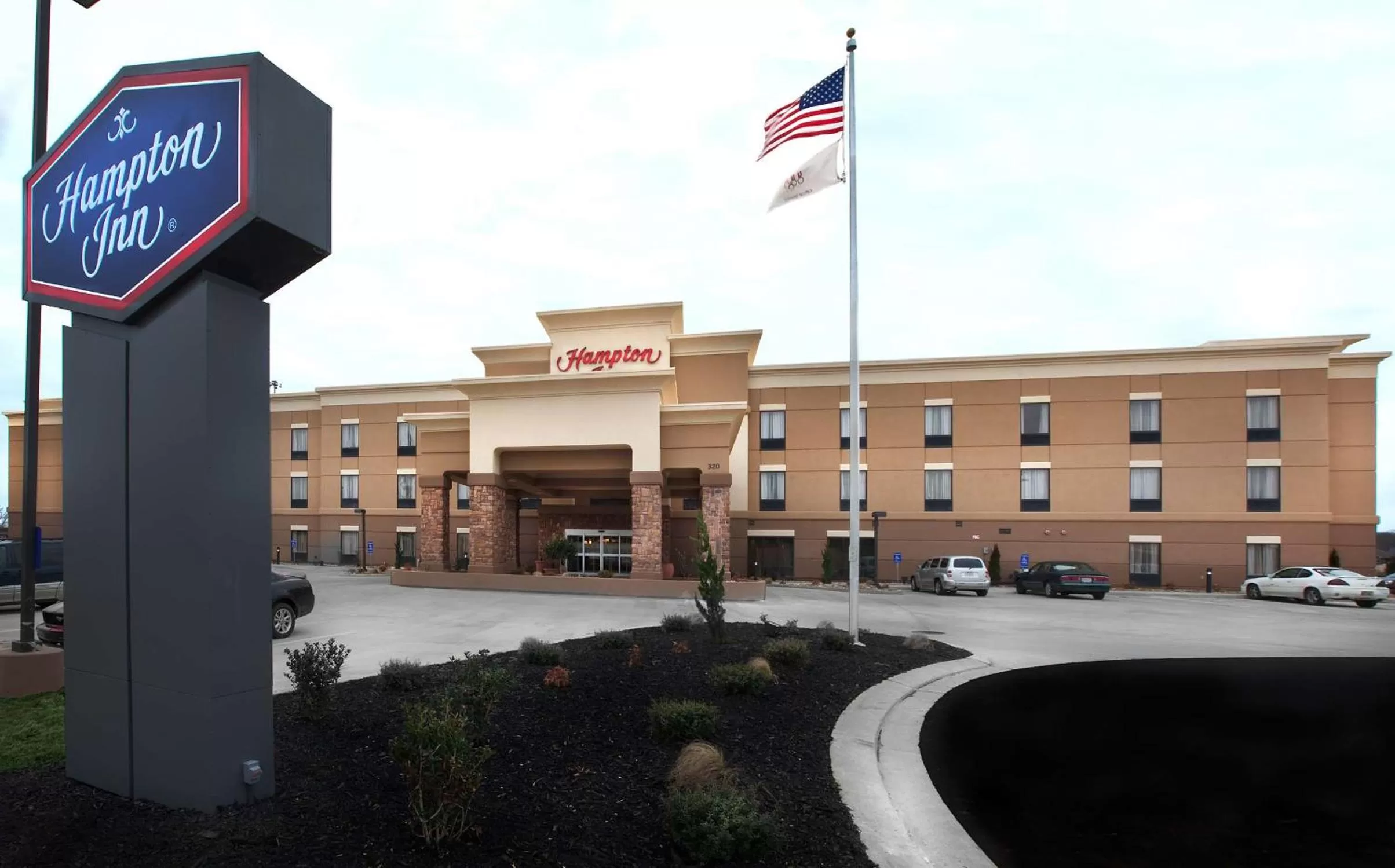 Property building in Hampton Inn New Albany