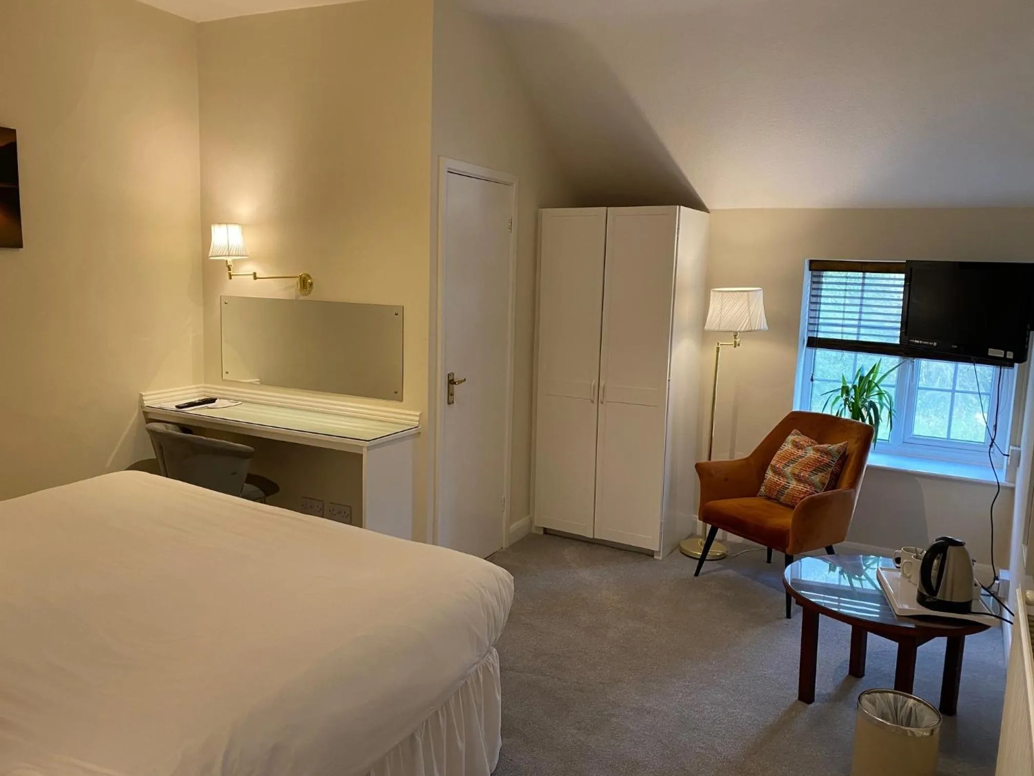 Bedroom, Bed in Manor Court Hotel