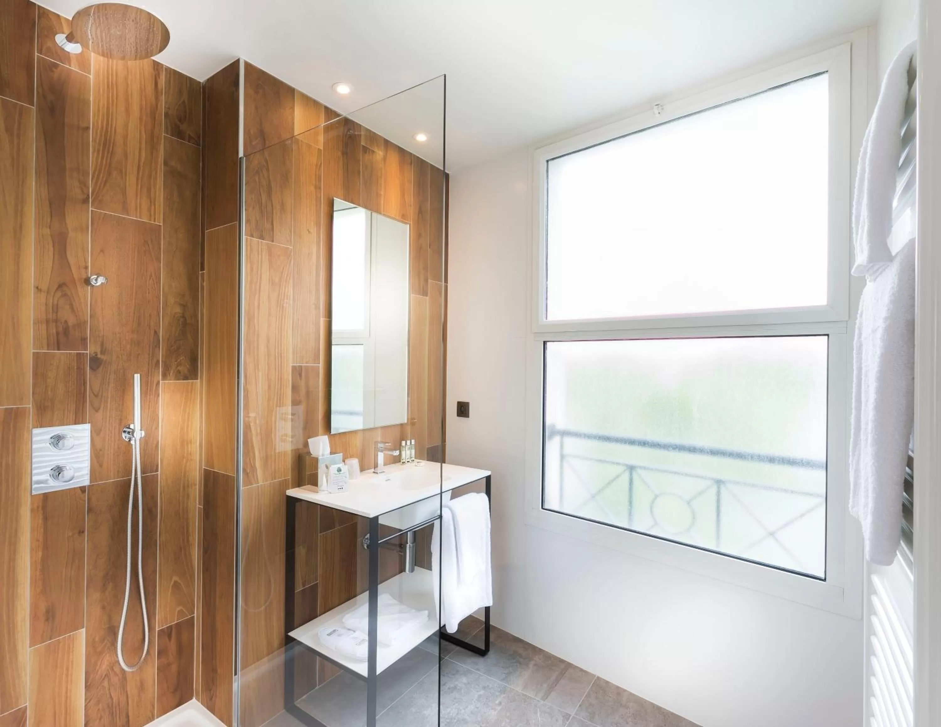 Bathroom in Hotel Acanthe - Boulogne Billancourt