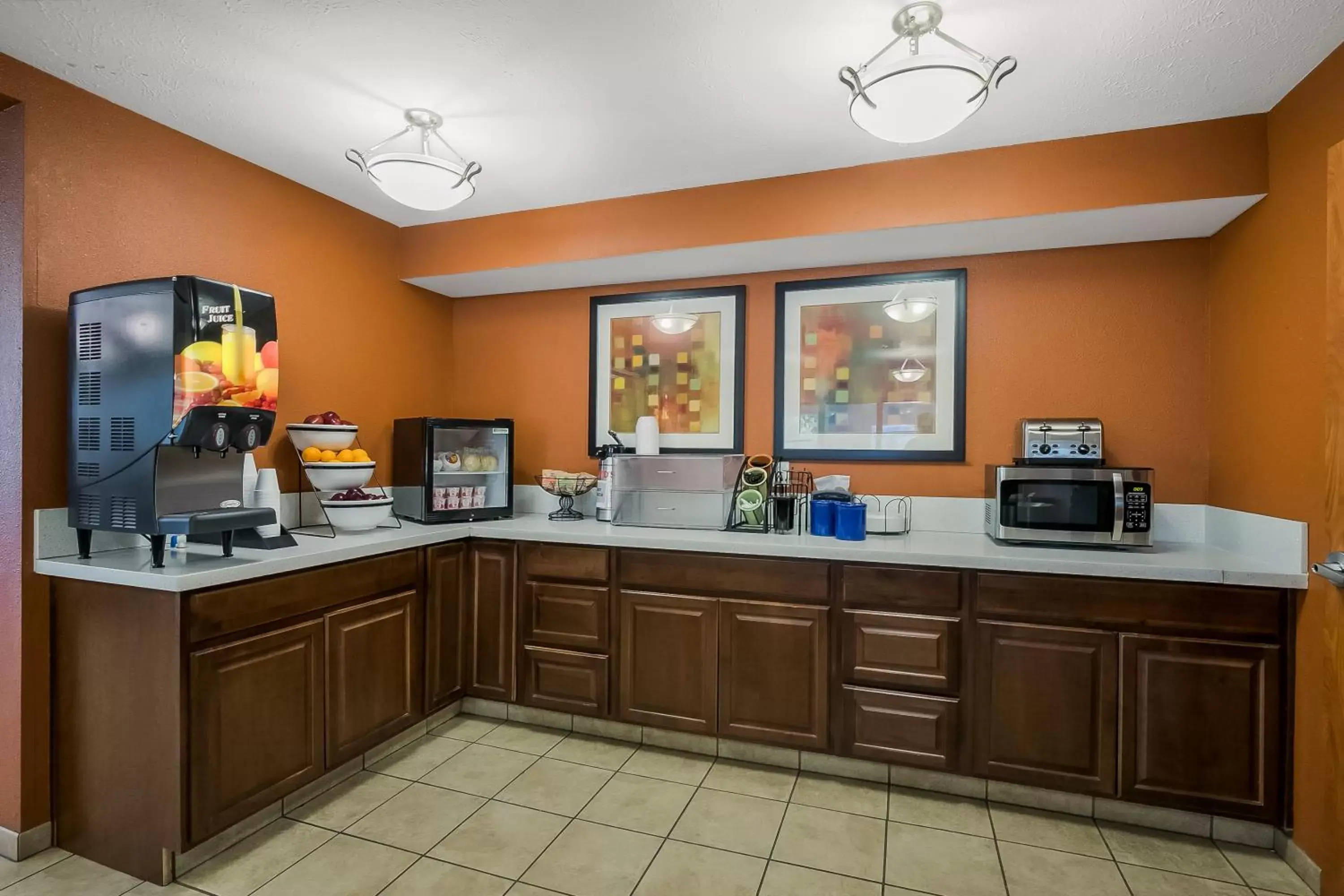 Coffee/tea facilities, Kitchen/Kitchenette in Americas Best Value Sandman Inn