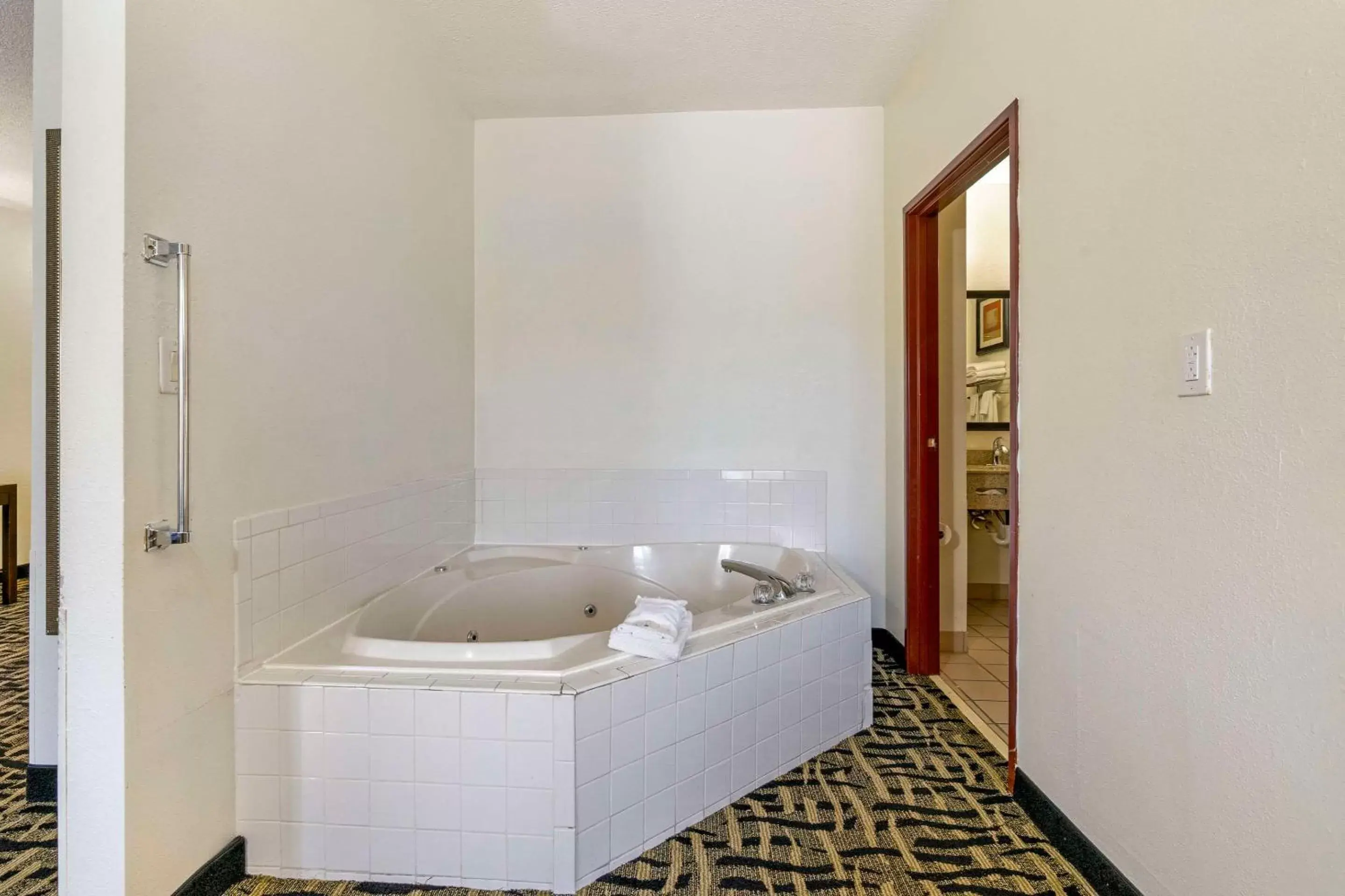 Bedroom, Bathroom in Quality Suites La Grange