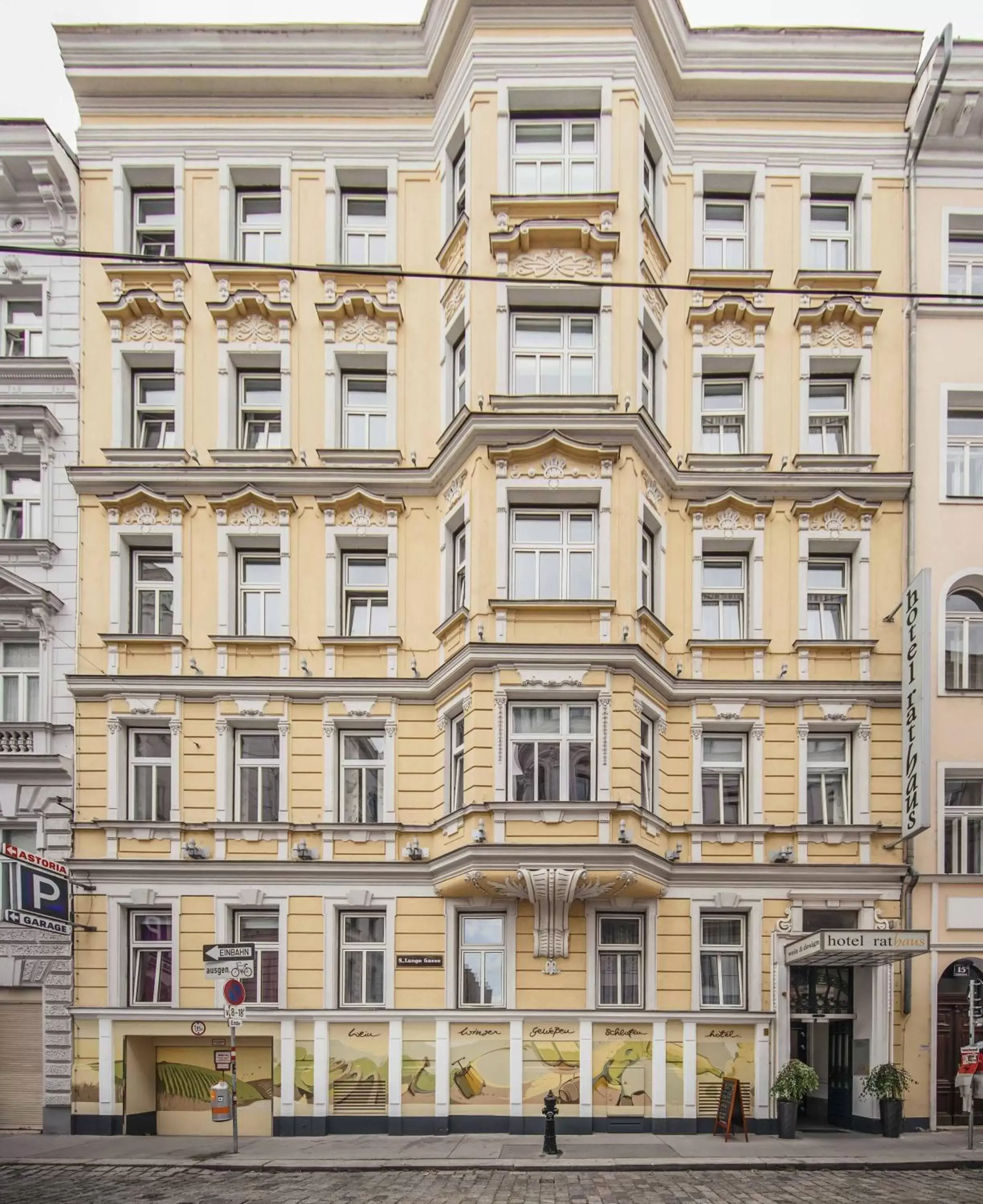 Facade/entrance, Property Building in Hotel Rathaus - Wein & Design