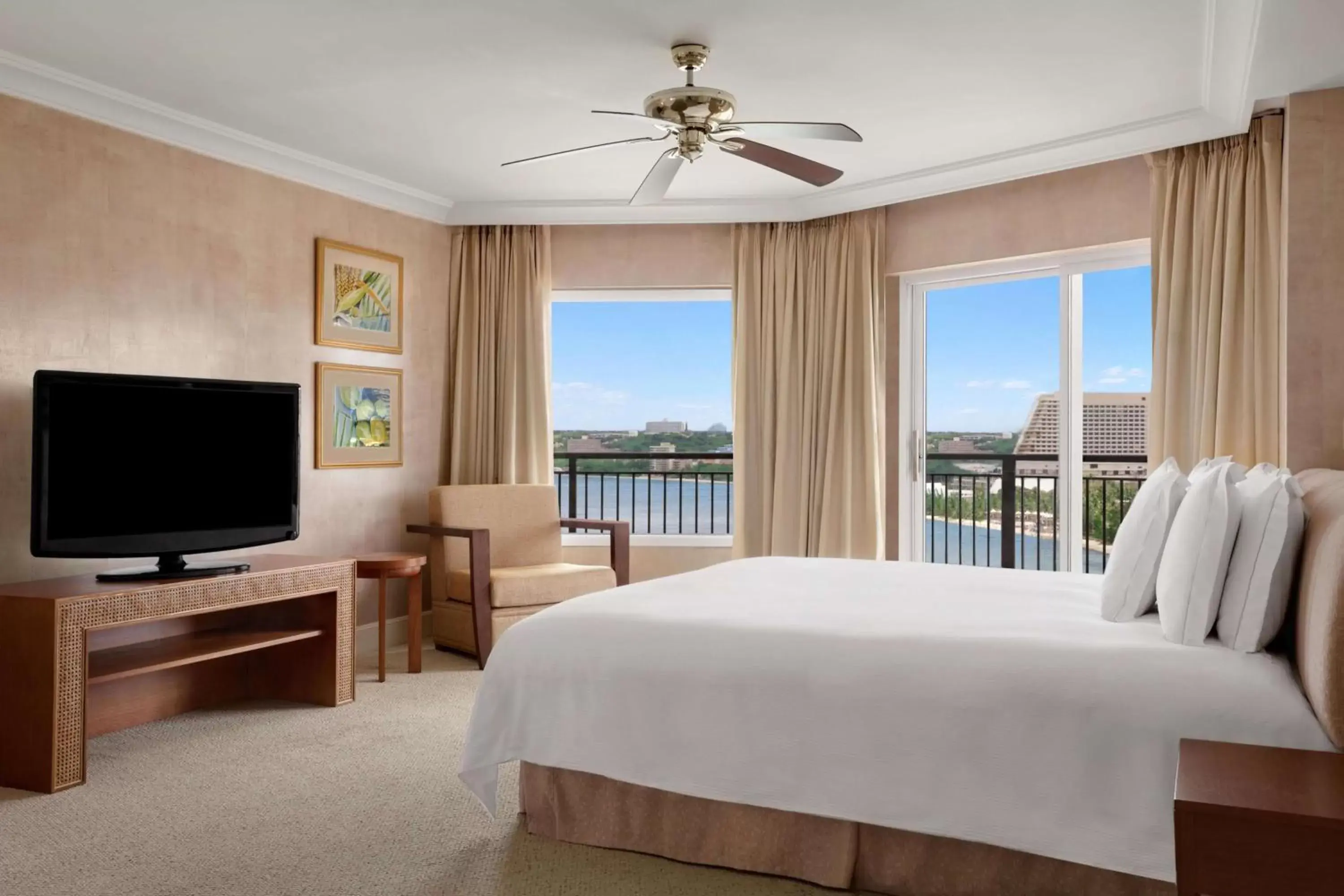 Bedroom, TV/Entertainment Center in Hilton Guam Resort & Spa