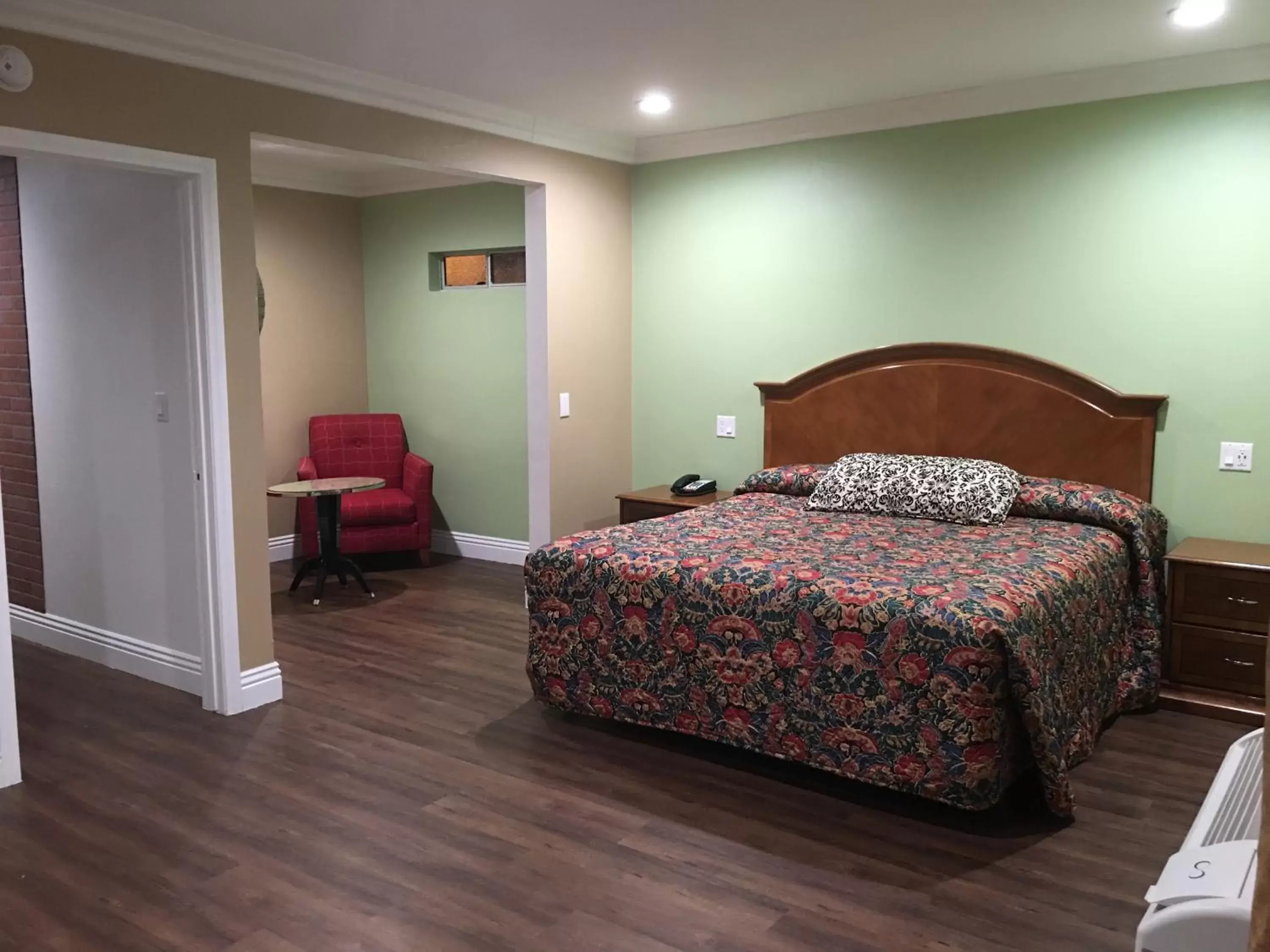 Seating area, Bed in American Inn & Suites LAX Airport