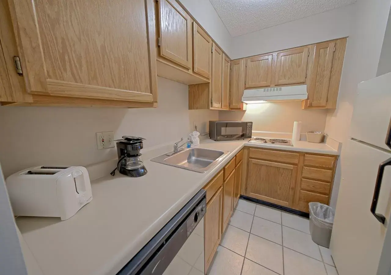 kitchen, Kitchen/Kitchenette in All Season Suites