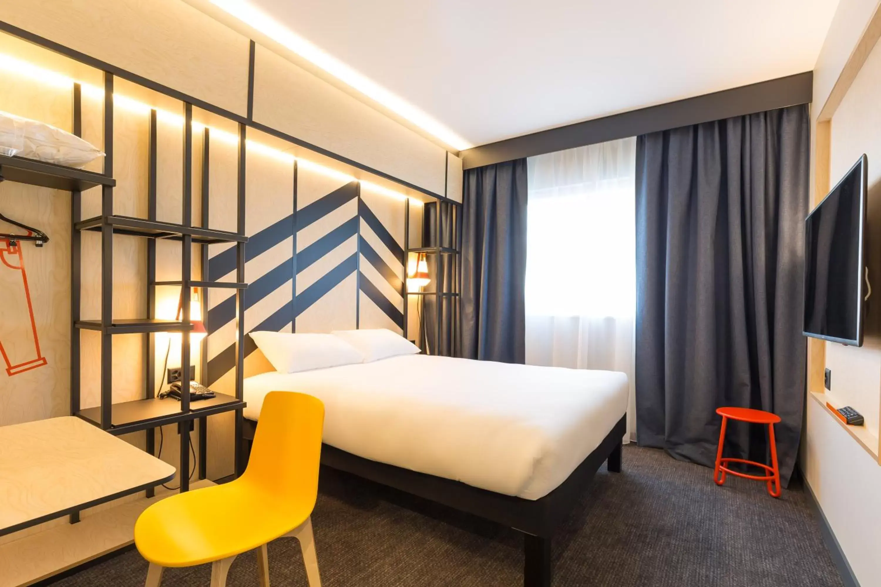 Photo of the whole room in ibis Styles Geneve Palexpo Aeroport