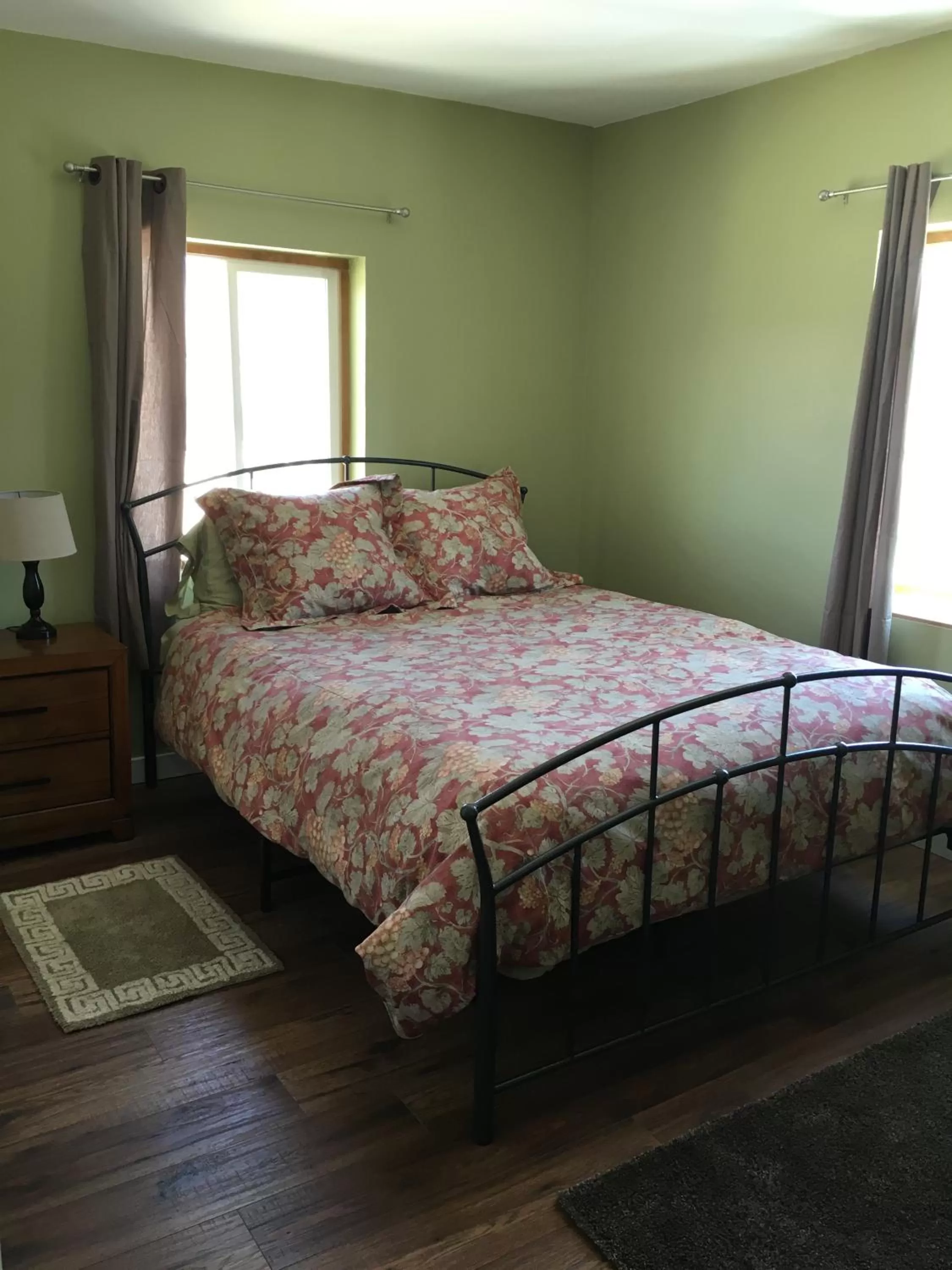Photo of the whole room, Bed in Mancos Inn