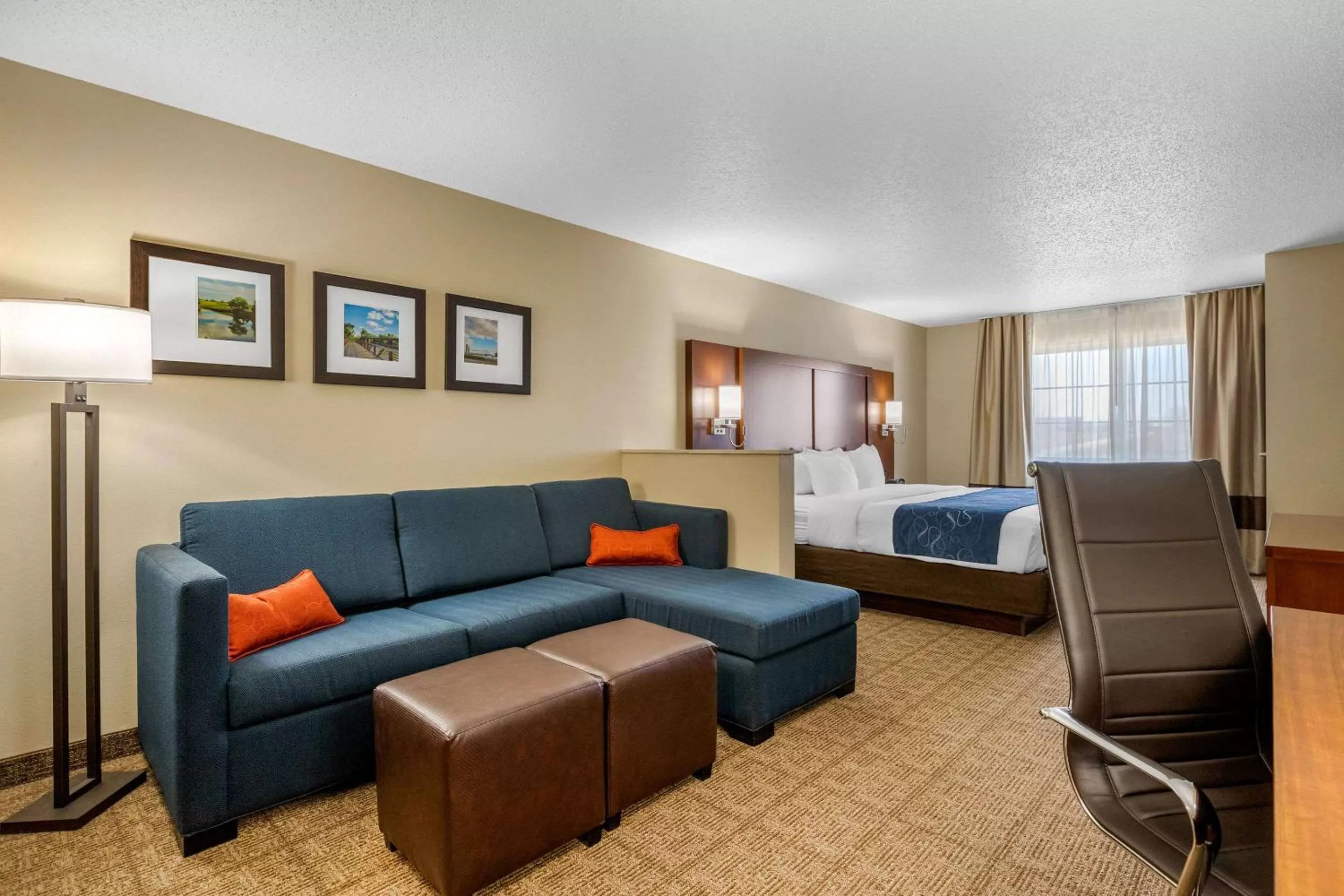 Photo of the whole room in Comfort Suites