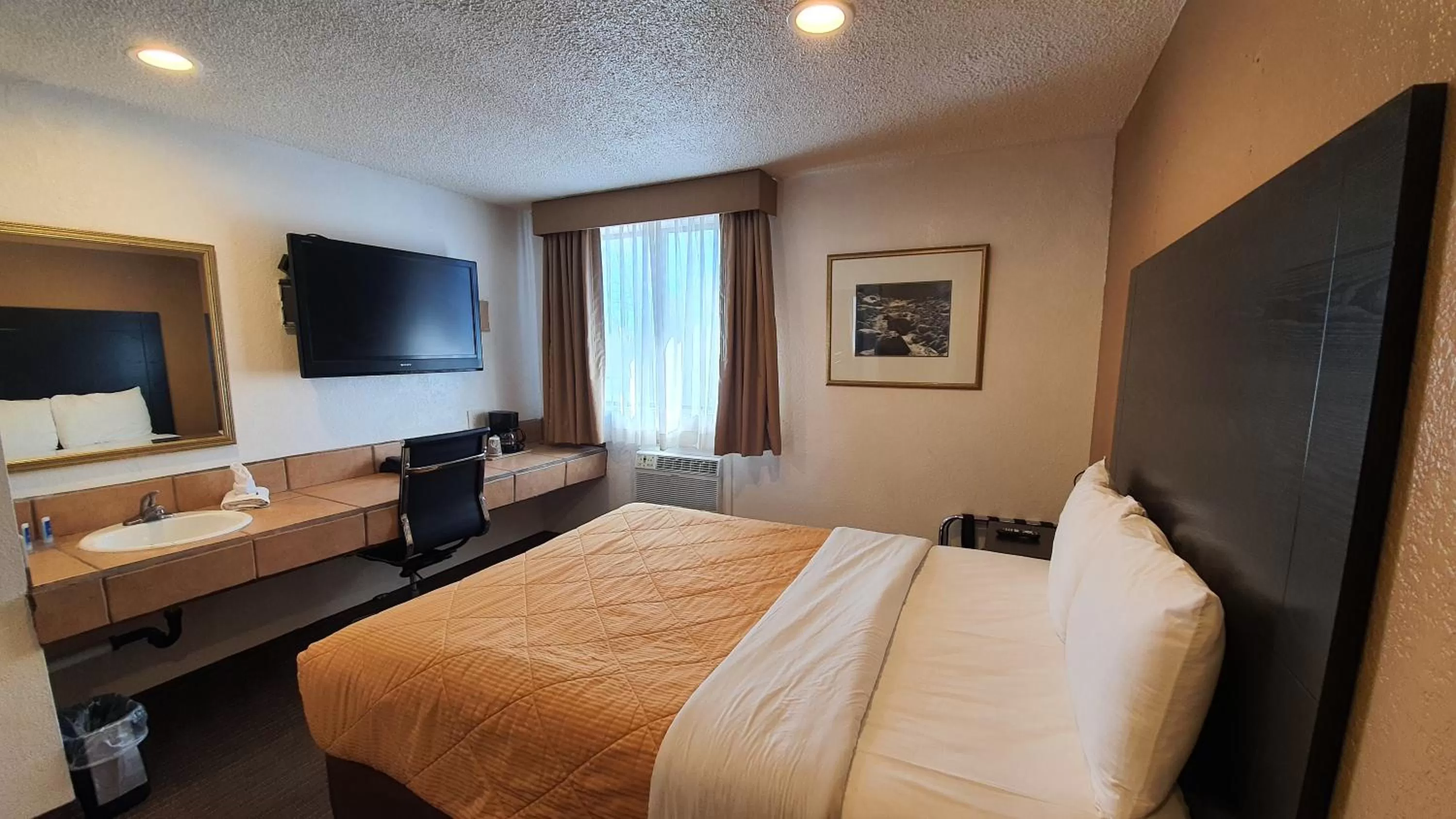 Bed in Rodeway Inn Flagstaff-Downtown