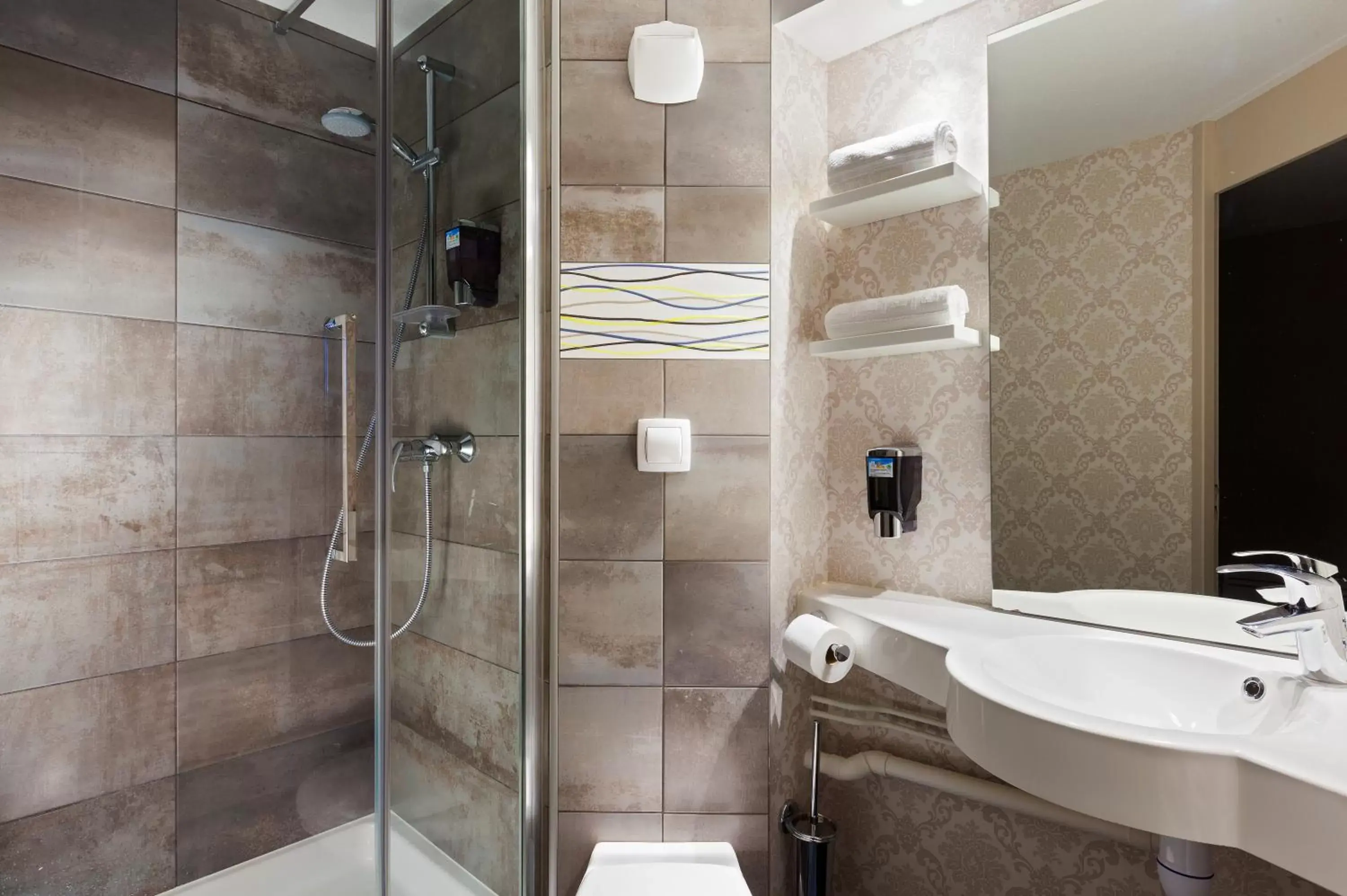 Shower, Bathroom in The Originals City, Hôtel Limoges Sud Feytiat