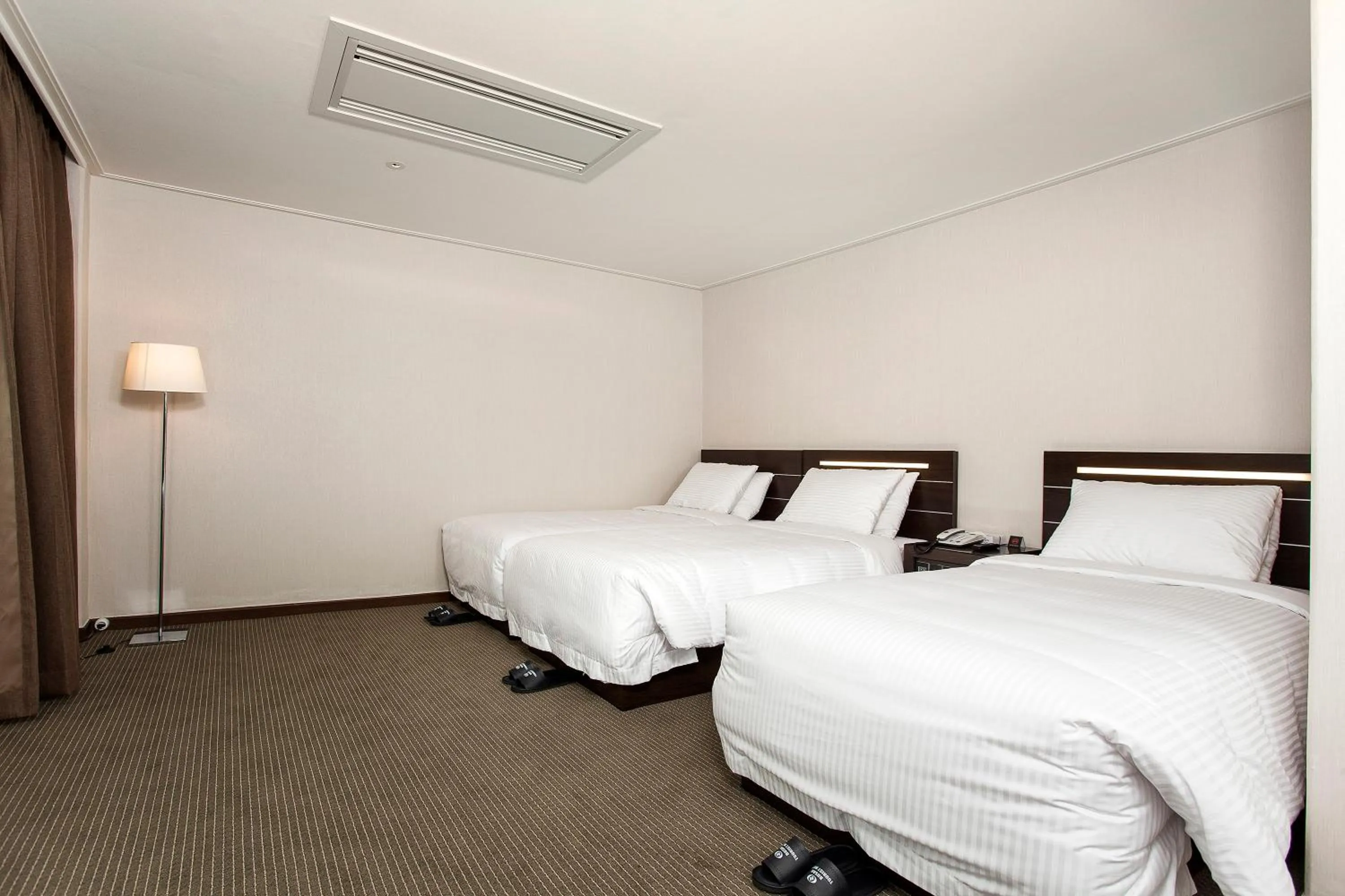 Bedroom, Bed in Busan Tourist Hotel