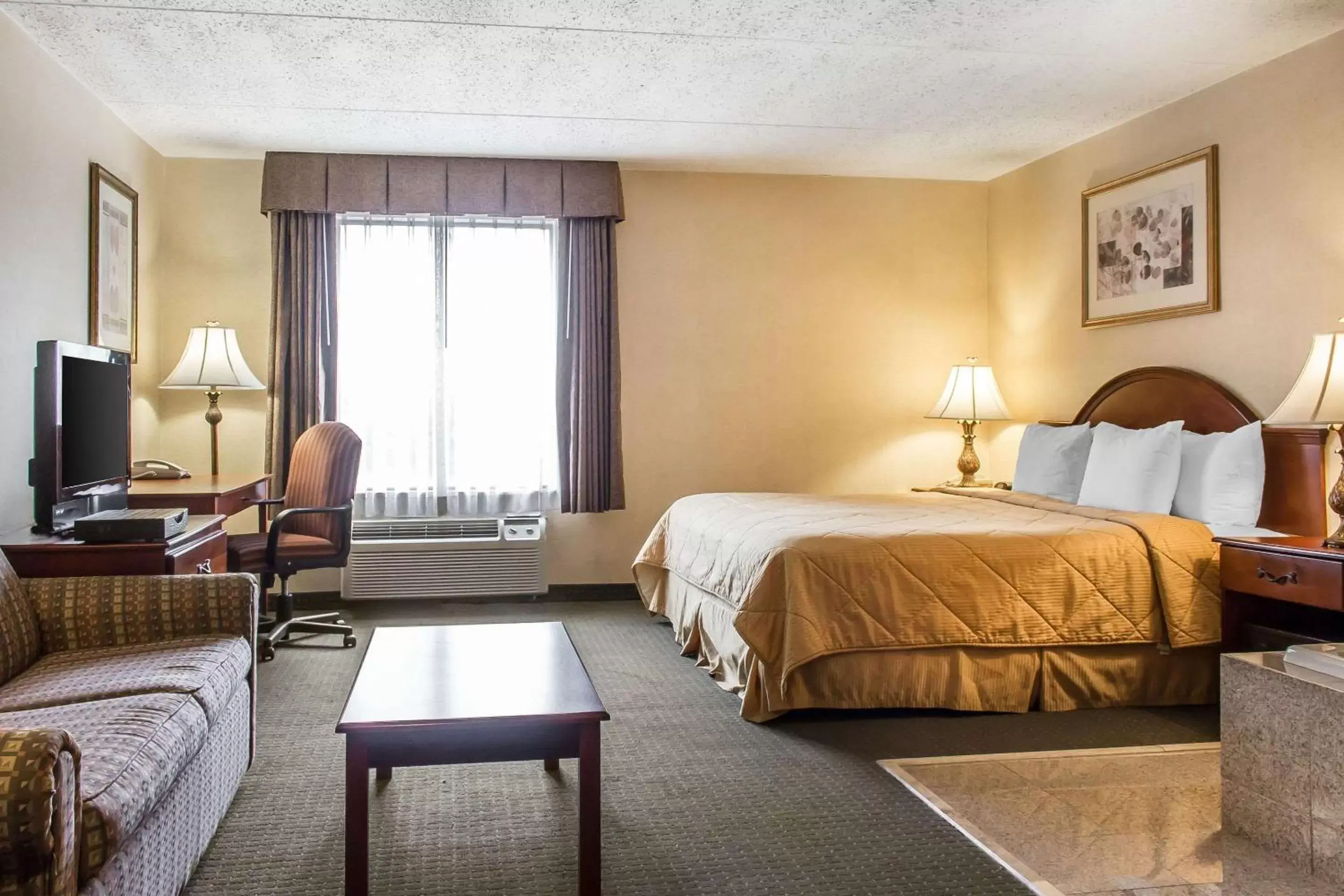 Bedroom, Bed in Quality Inn Hackettstown - Long Valley