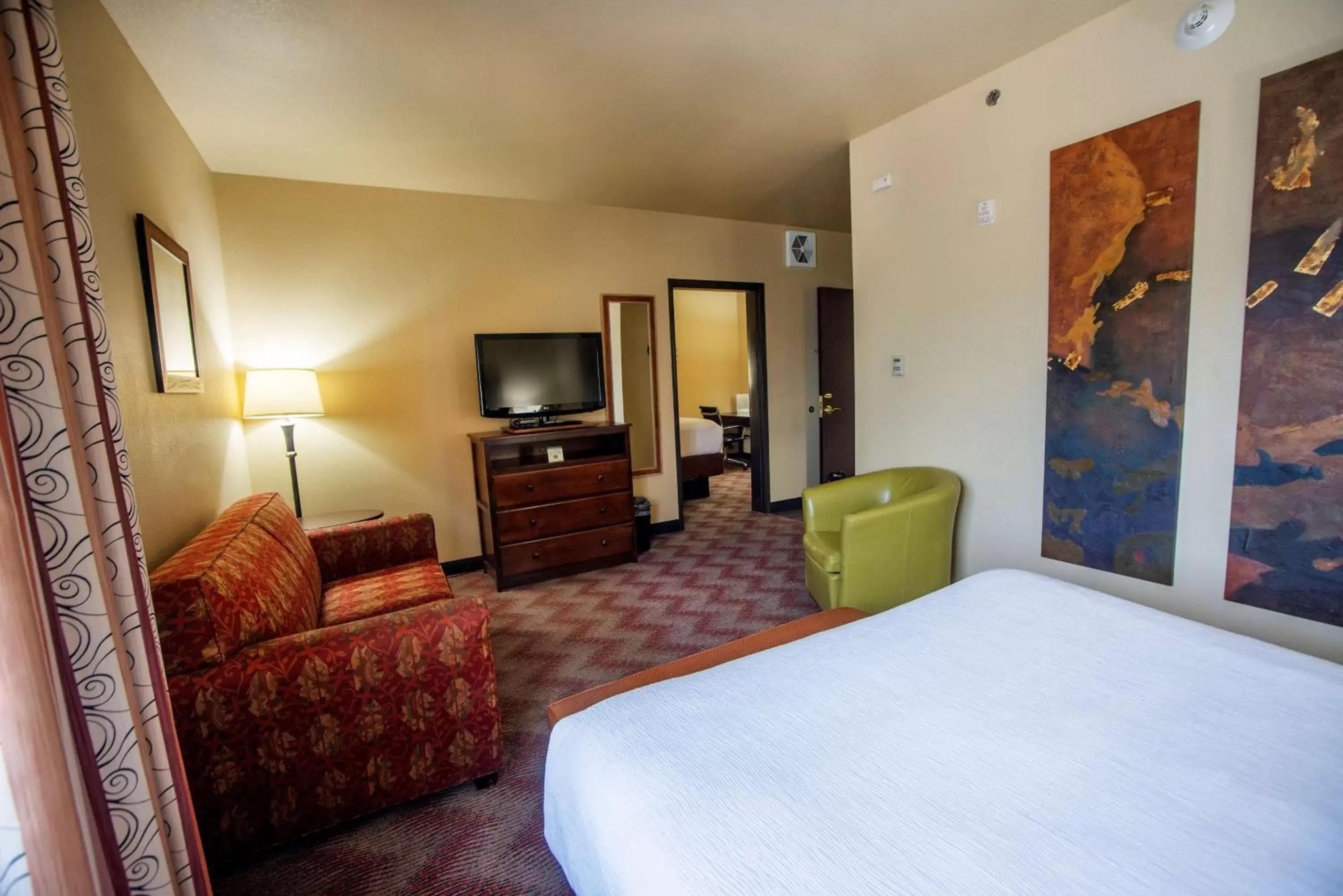 Photo of the whole room, TV/Entertainment Center in Best Western PLUS Cimarron Hotel & Suites