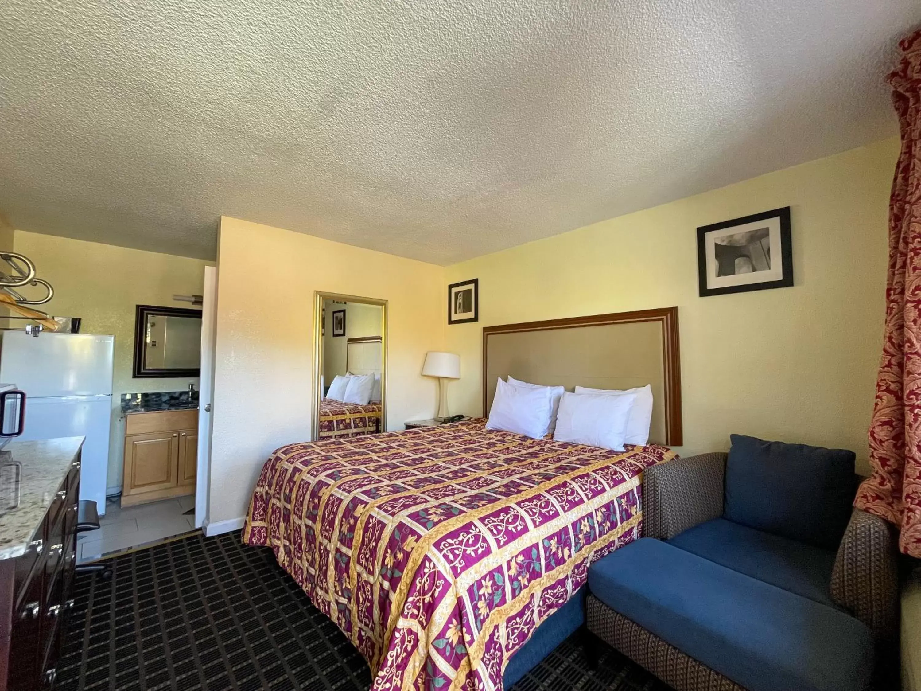Photo of the whole room, Bed in Motel 7 - Near Six Flags, Vallejo - Napa Valley