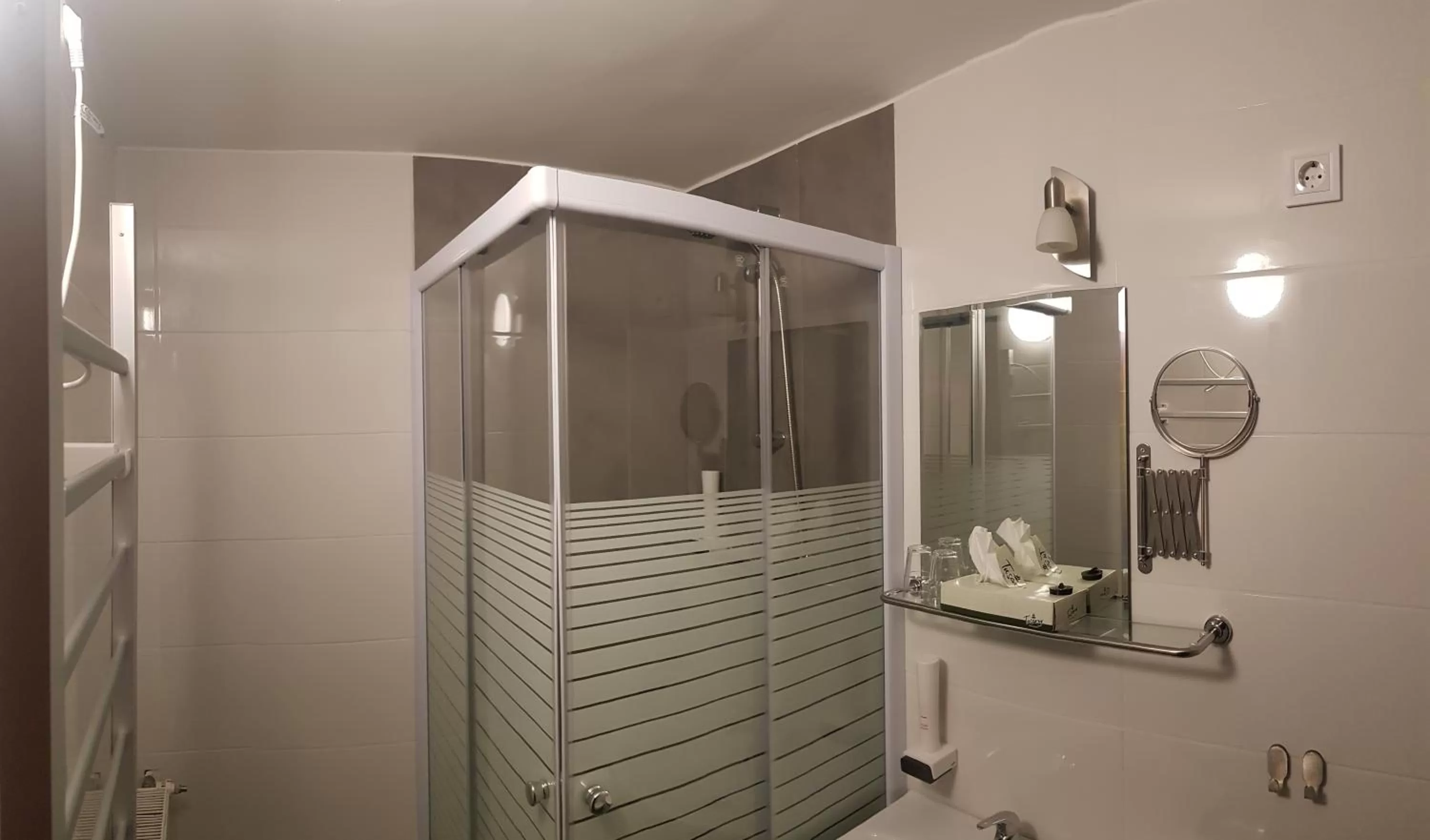 Shower, Bathroom in HBH Bajor Sörház, Étterem és Panzió