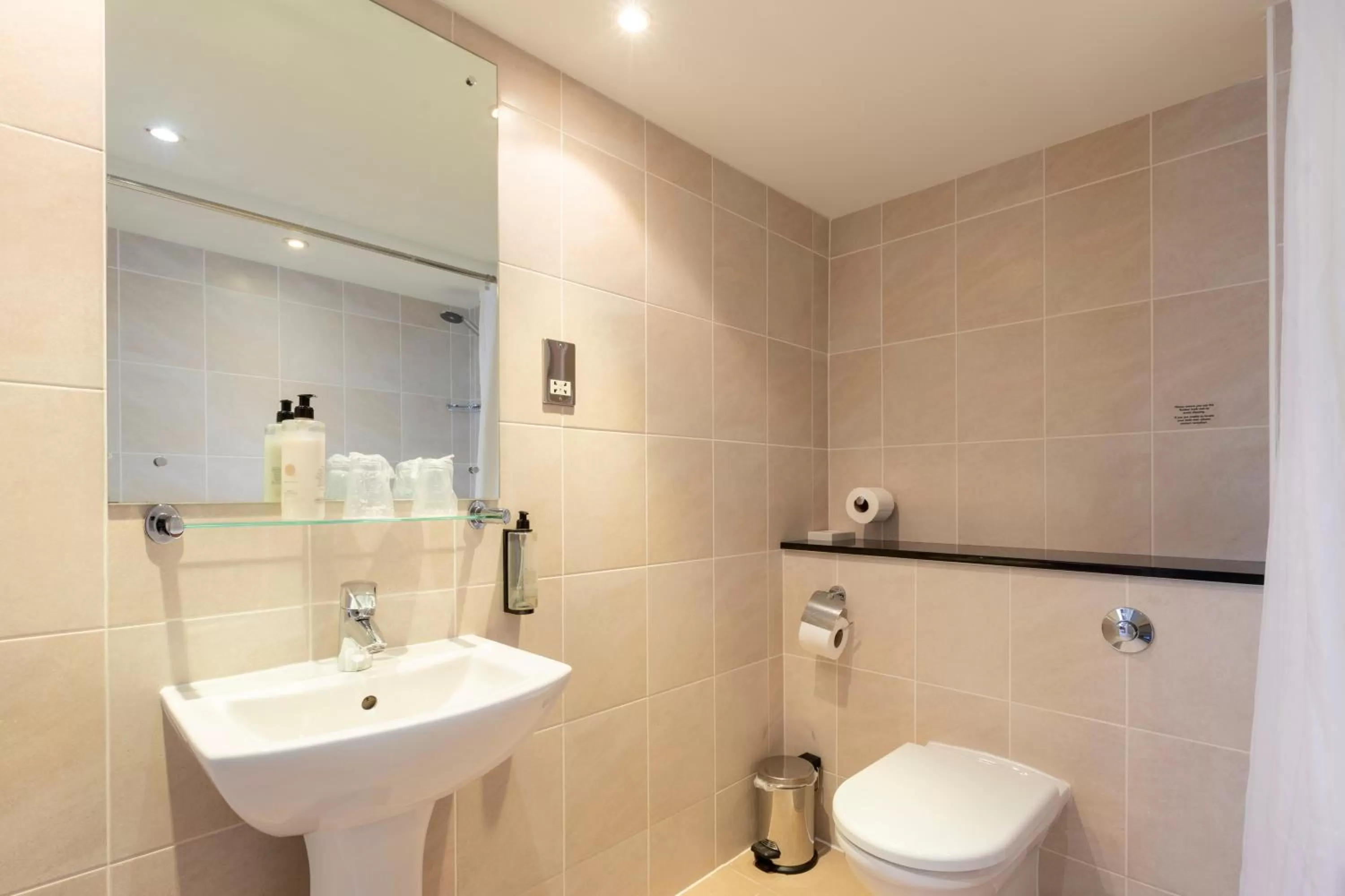 Toilet, Bathroom in Birmingham Strathallan Hotel, BW Signature Collection